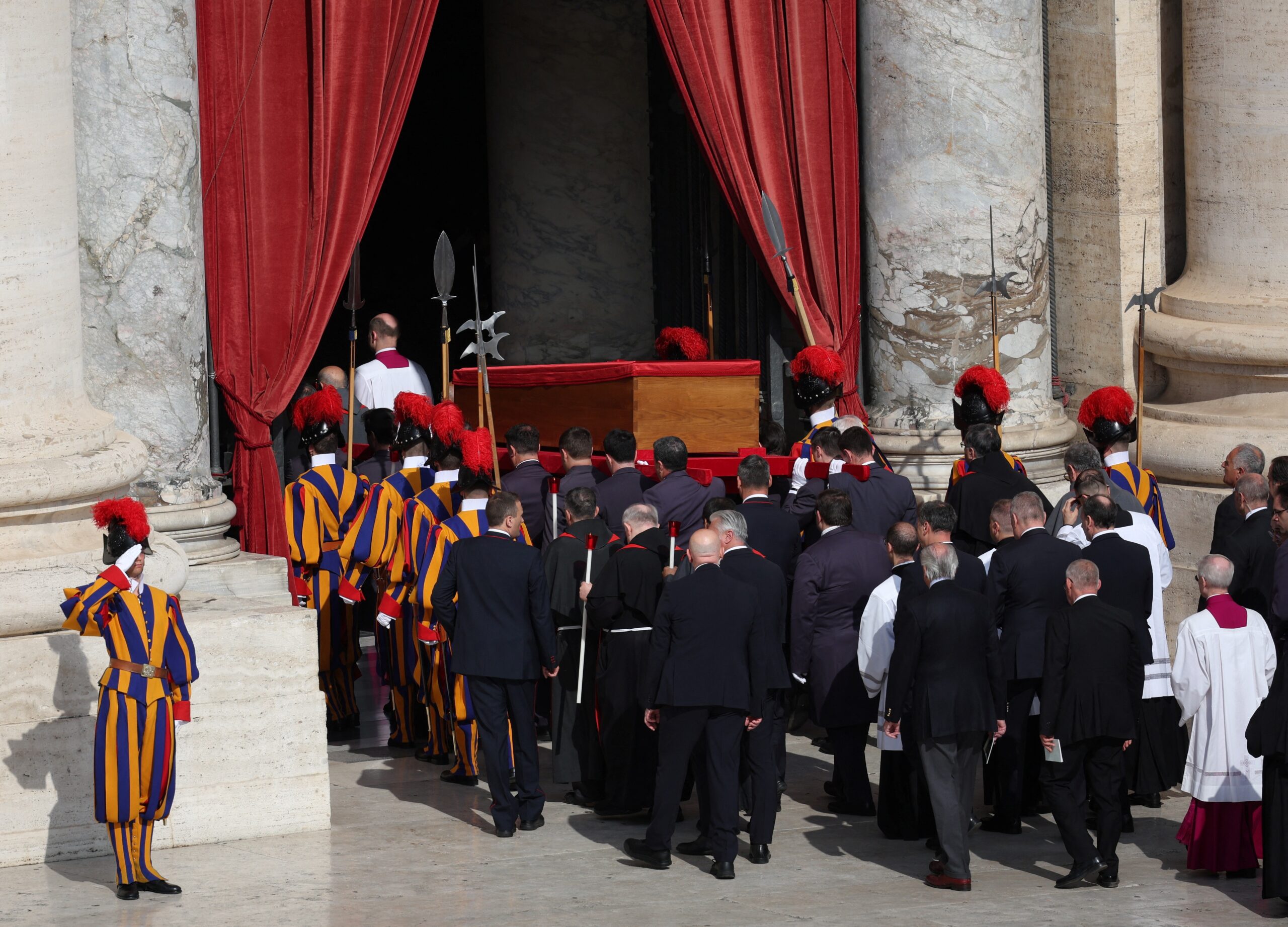 Caixão do papa Francisco é fechado; ACOMPANHE