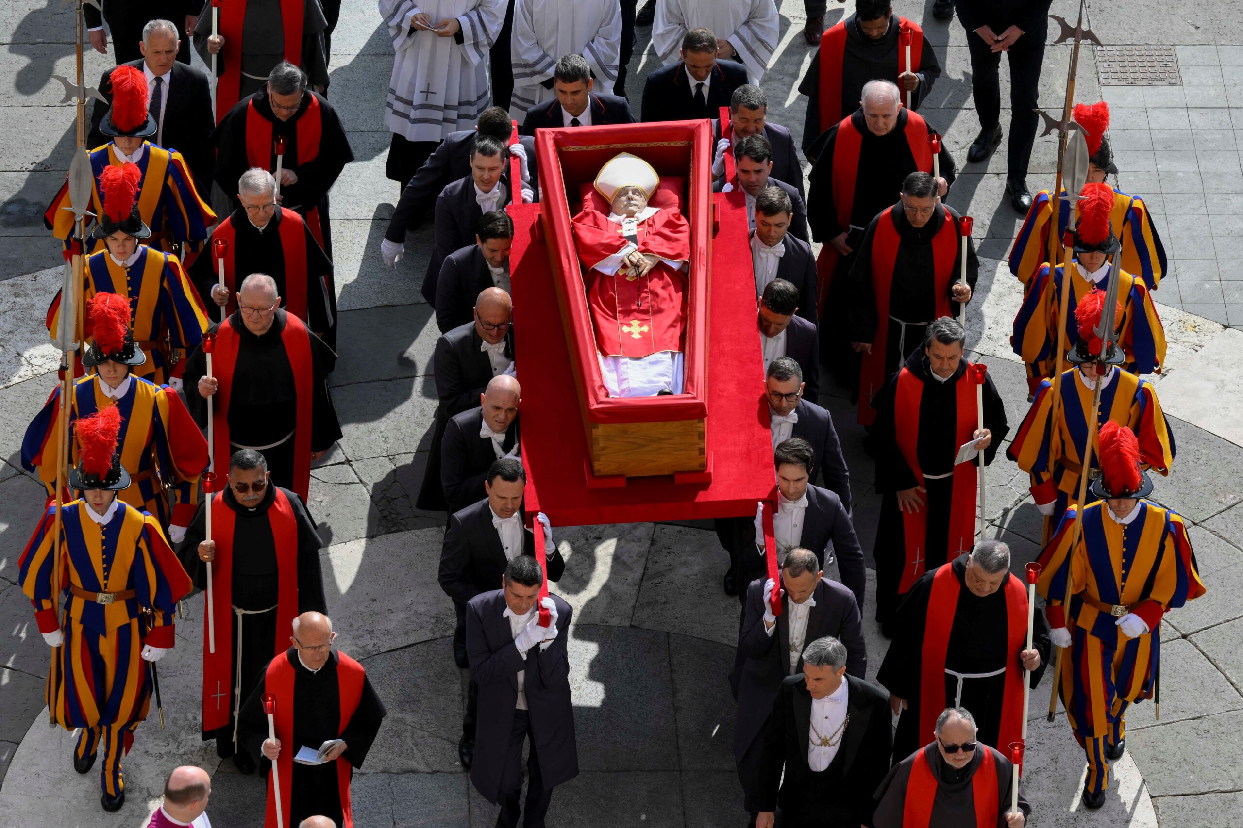 ‘Sediários pontifícios’: saiba quem carregou o caixão do papa Francisco na procissão à Basílica de São Pedro