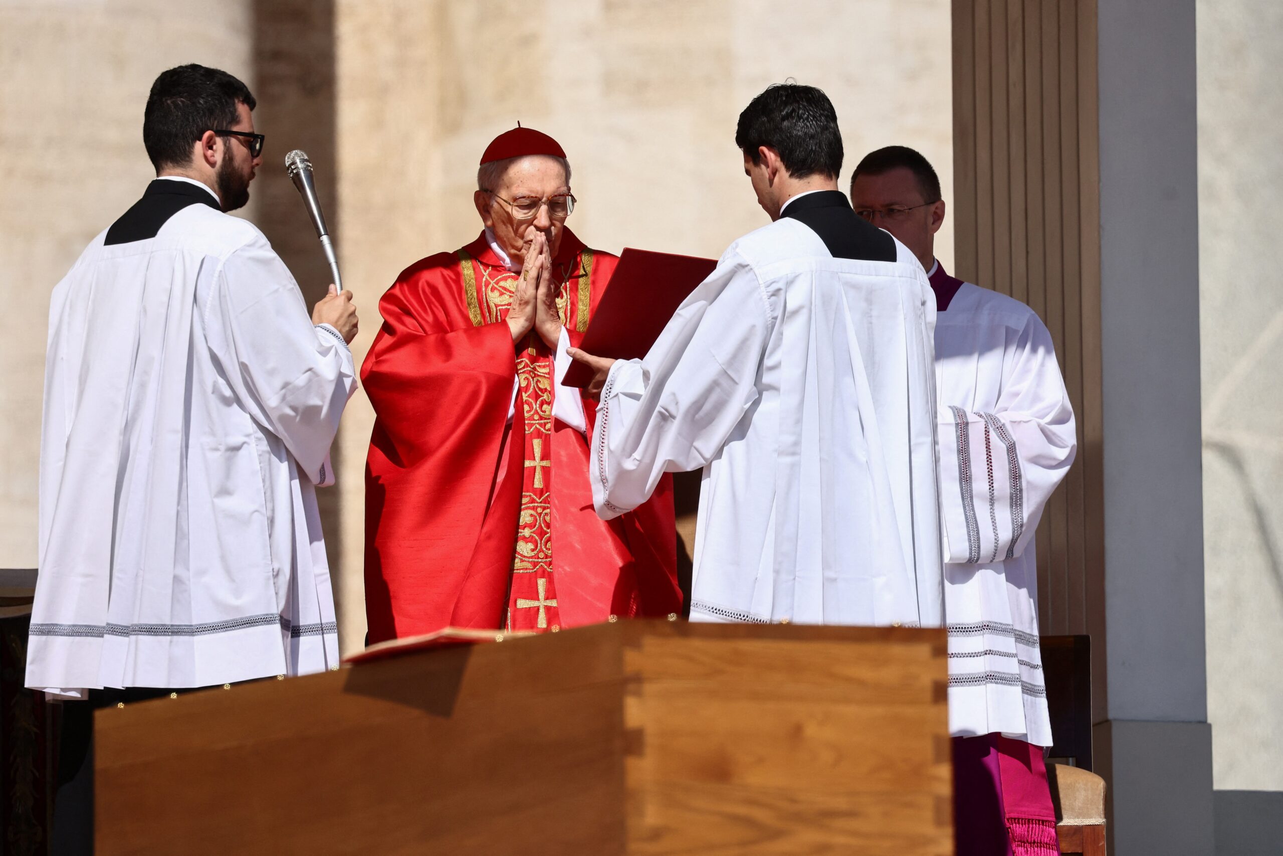 Caixão do papa Francisco segue em cortejo no Vaticano; ACOMPANHE