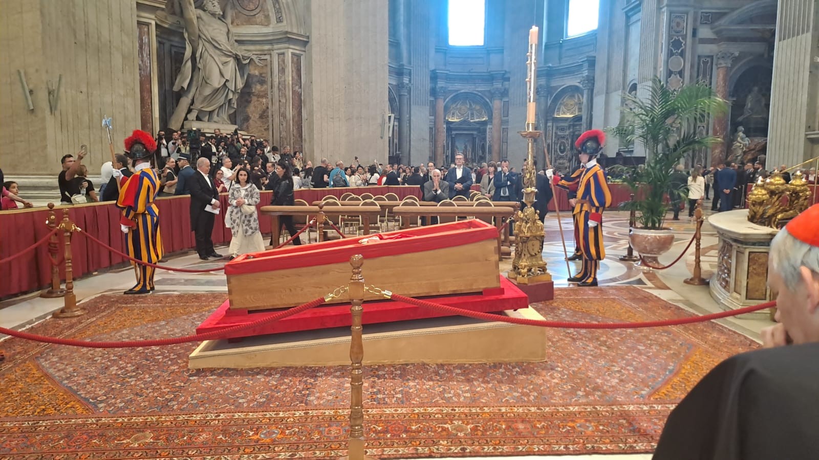 Mais de 120 mil fiéis já prestaram homenagens ao papa Francisco, diz Vaticano