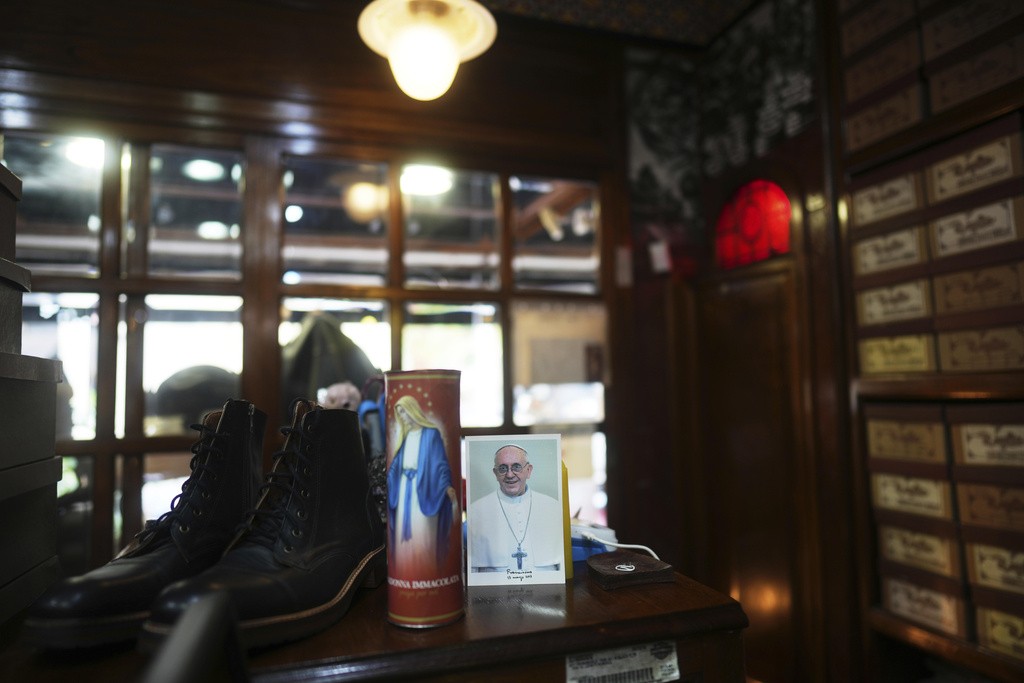 Do bairro ao Vaticano: como os sapatos simples do papa Francisco enchem os argentinos de orgulho