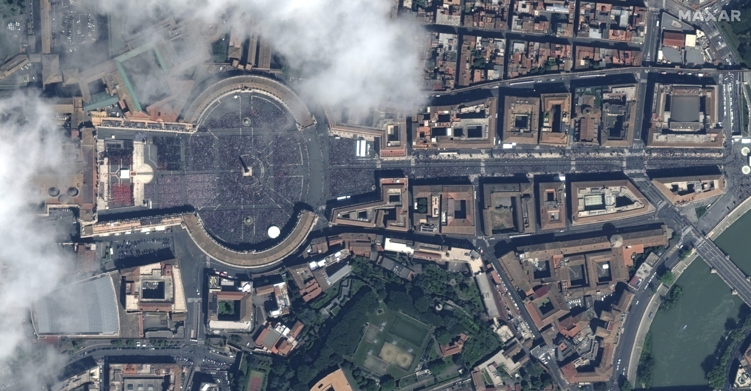 Cerca de 400 mil pessoas estiveram presentes no funeral do papa Francisco, dizem autoridades