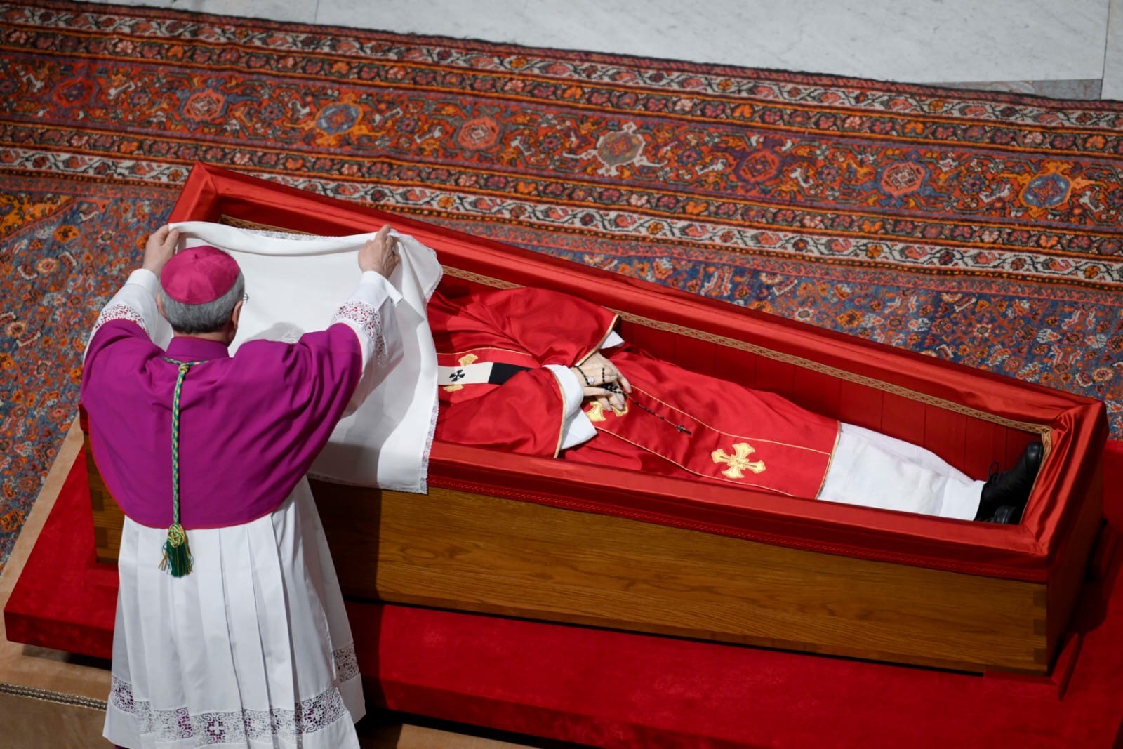 Caixão do papa Francisco é fechado no Vaticano; FOTOS