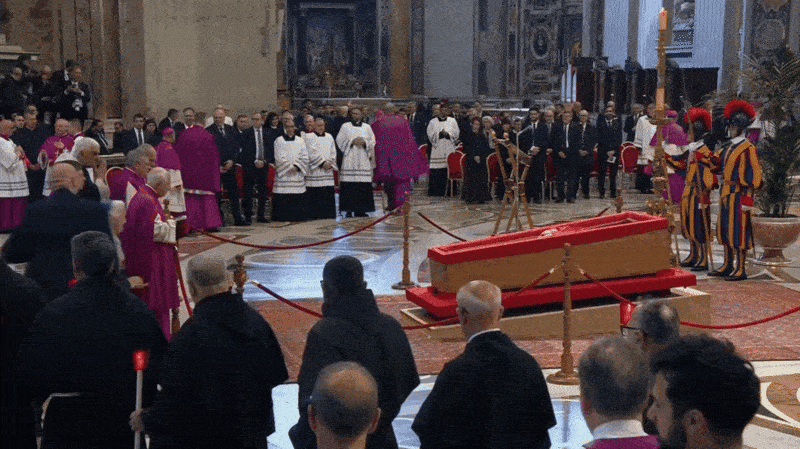 Freira que quebrou protocolo em velório do papa vive em trailer e é ‘Irmãzinha de Jesus’; conheça