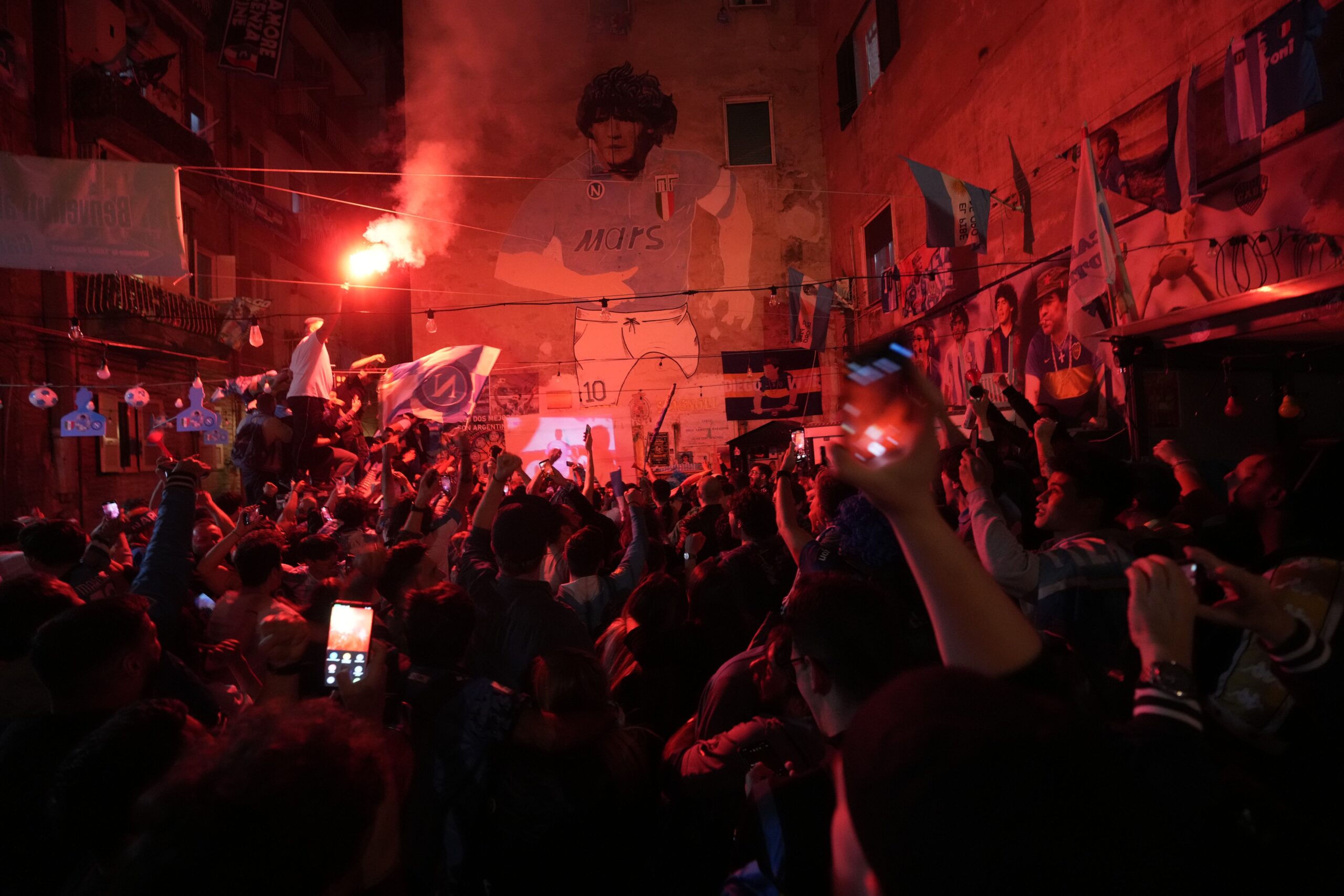 É #FAKE que vídeo de Nápoles tomada por fogos tenha a ver com título do Campeonato Italiano pelo Napoli; imagem é do Réveillon