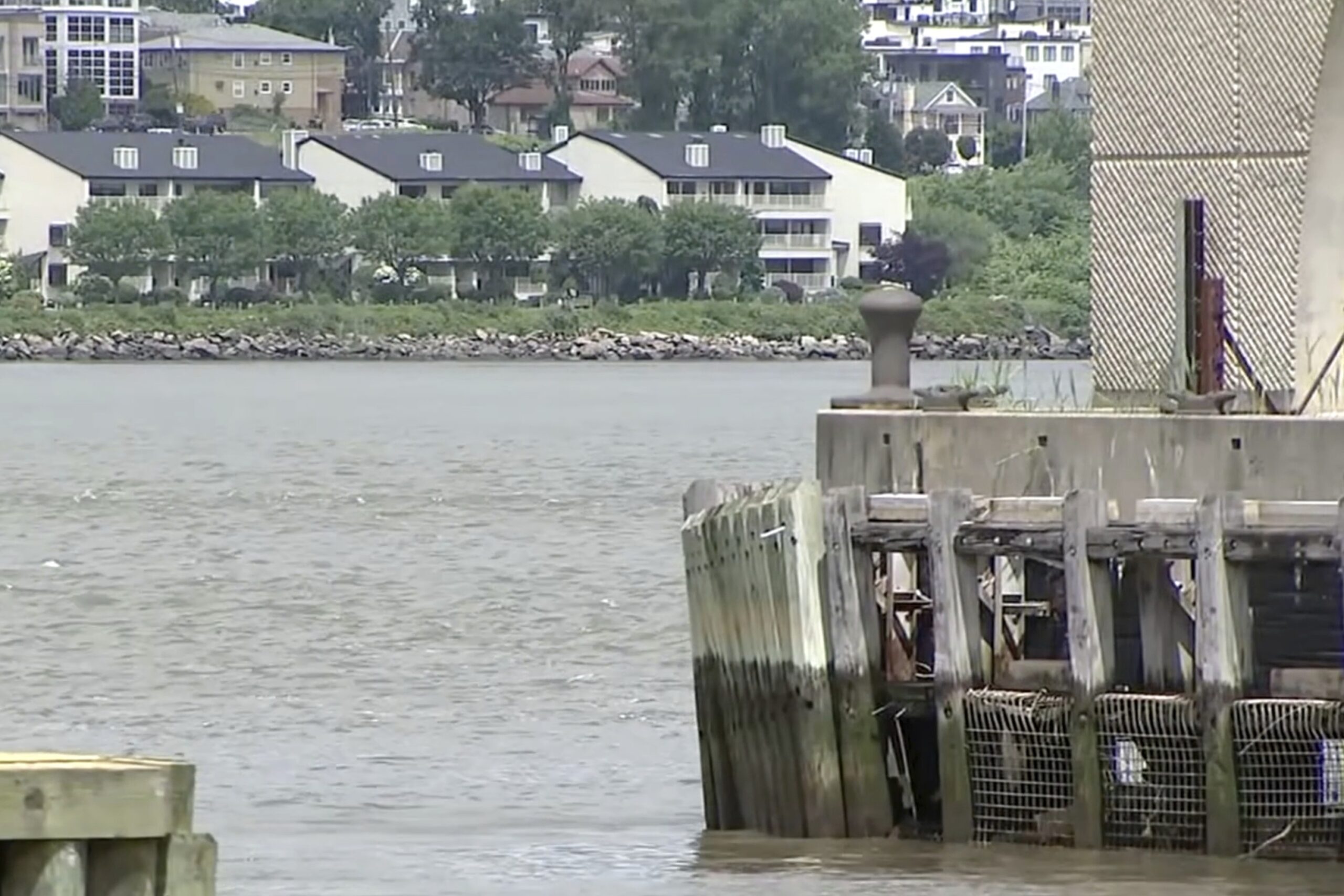 Barco explode no rio Hudson, em Nova York, e deixa um morto