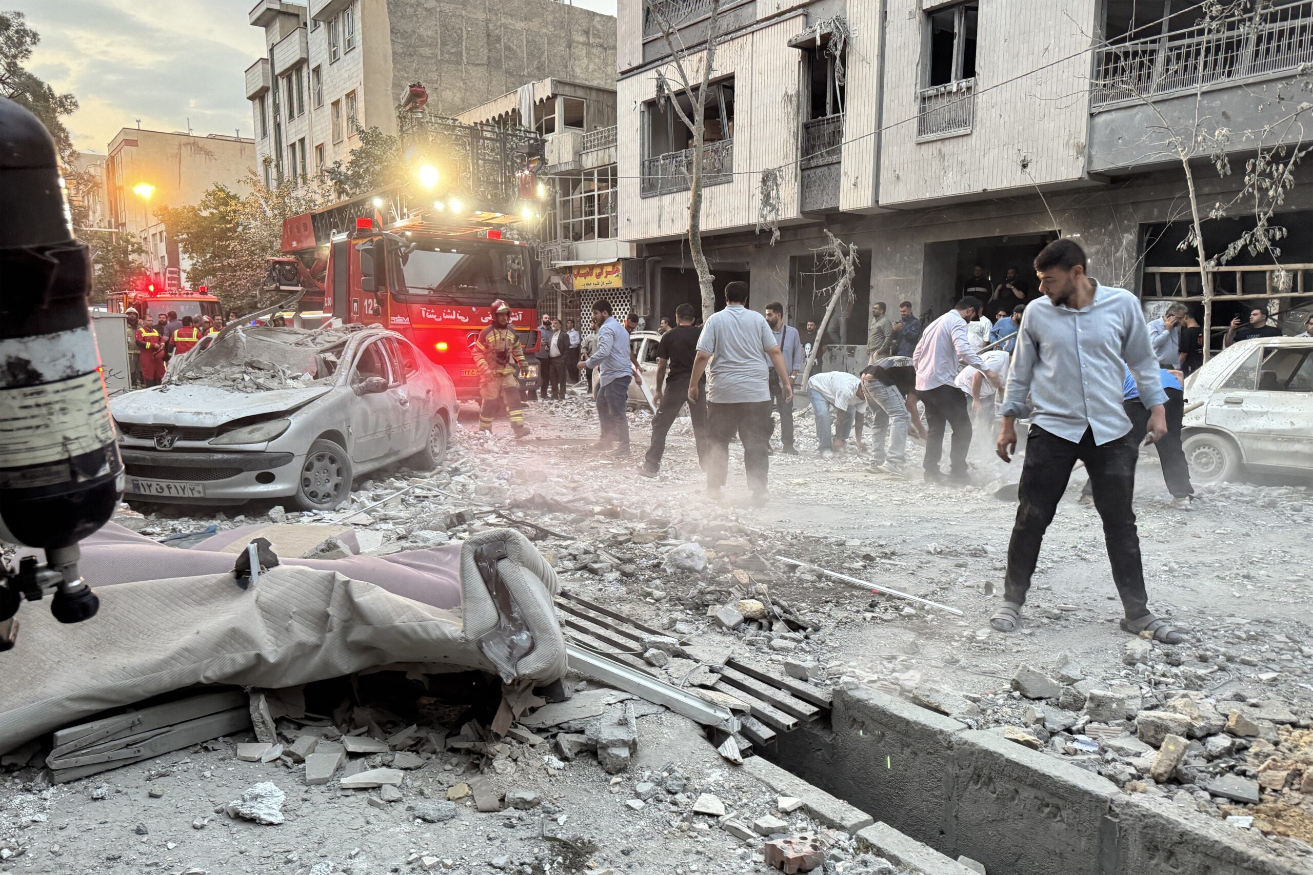 Israel e Irã voltam a lançar ataques aéreos e deixam mortos e feridos no 3º dia de conflito