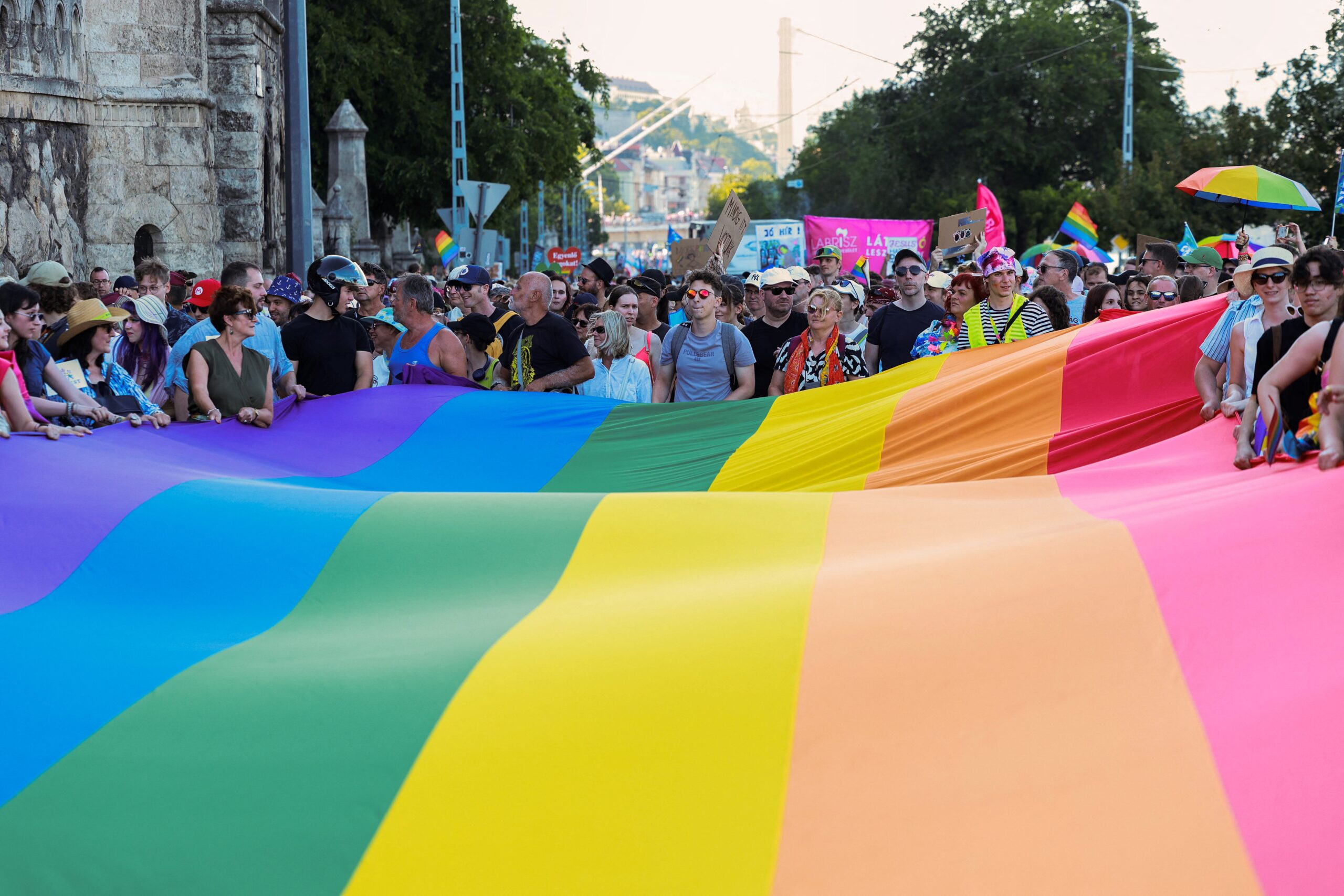 Milhares marcham por direitos LGBT+ na Hungria mesmo depois de proibição
