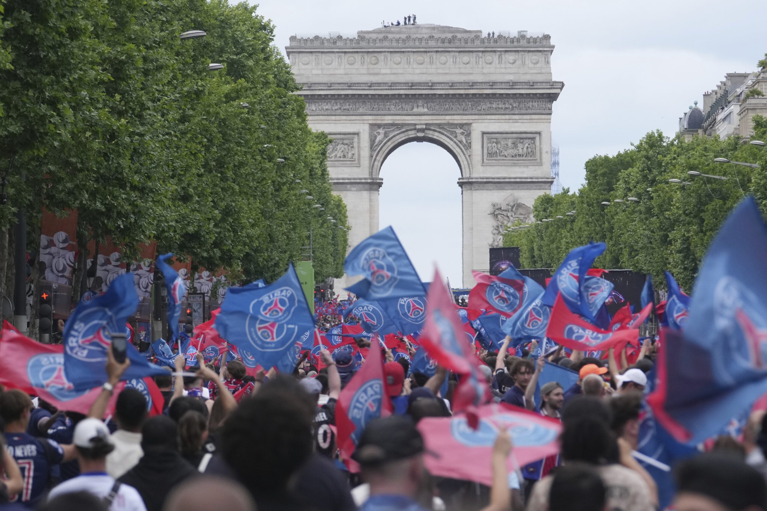 Depois de noite violenta, PSG celebra título da Champions com festa em Paris