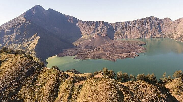 Monte Rinjani, onde brasileira caiu em trilha de vulcão, registrou pelo menos 3 mortes em 3 anos
