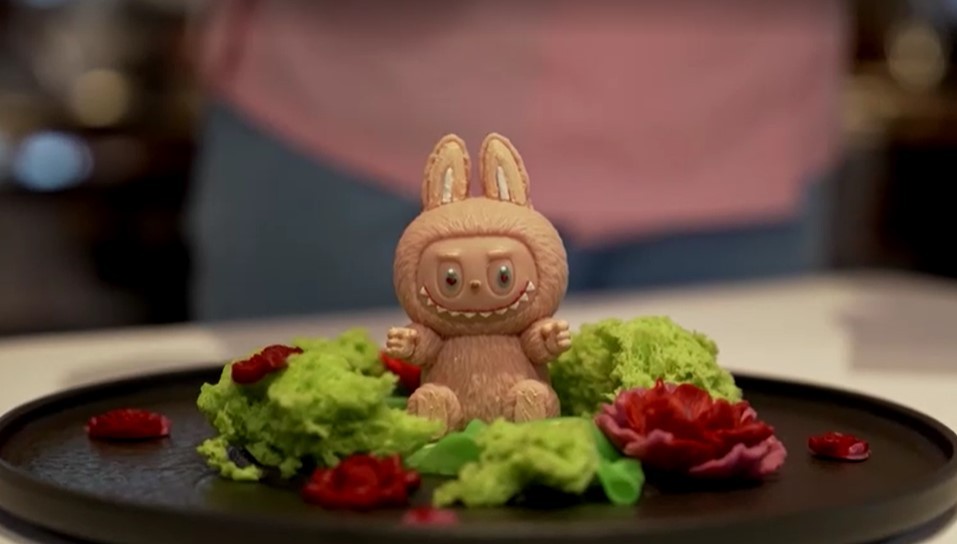 Labubu de chocolate e mousse de frutas vira ‘hit’ em restaurante russo; veja o vídeo
