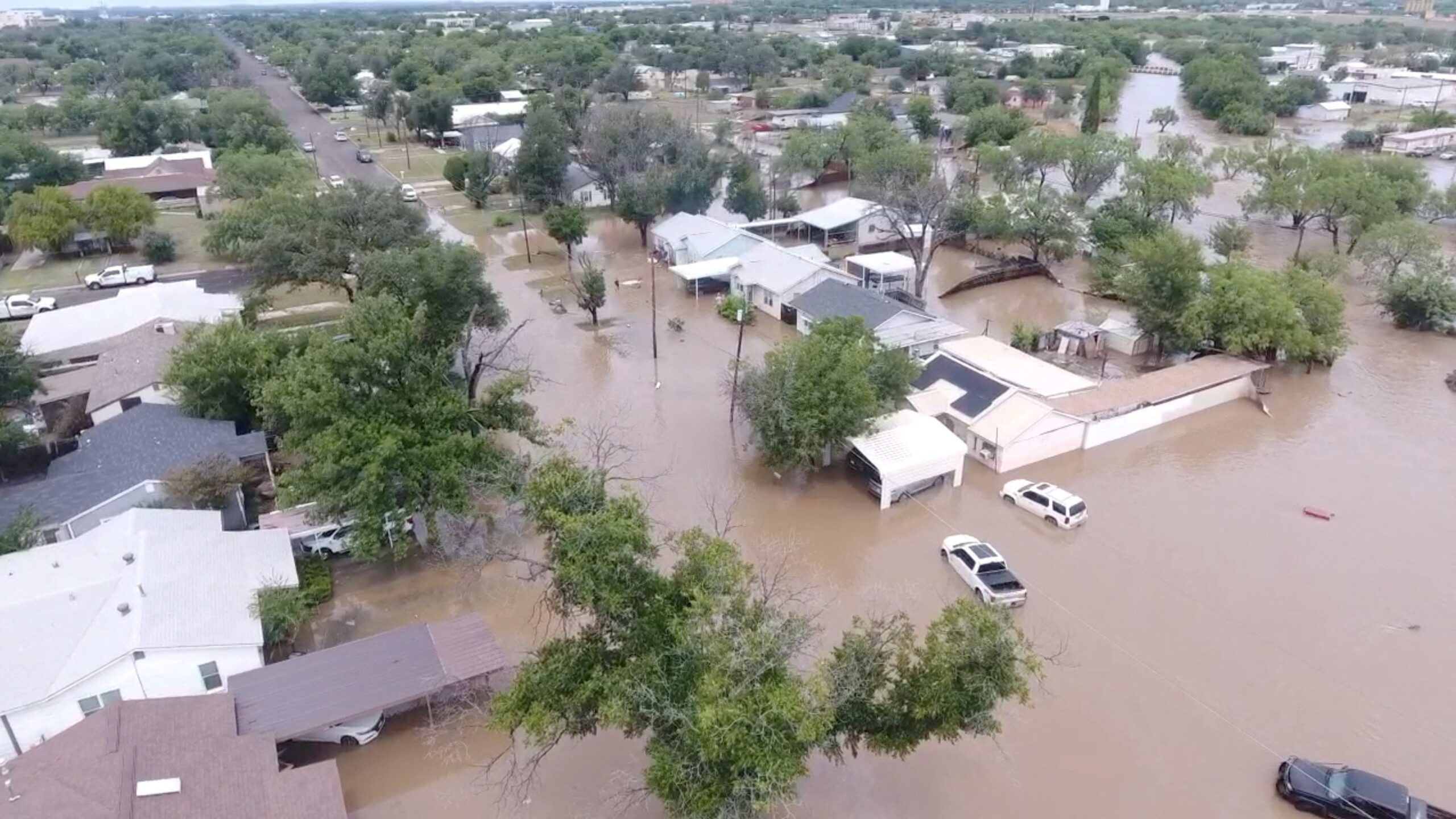 Governador do Texas promete resgatar todas as vítimas da enchente: ‘Vamos parar quando o trabalho estiver concluído’