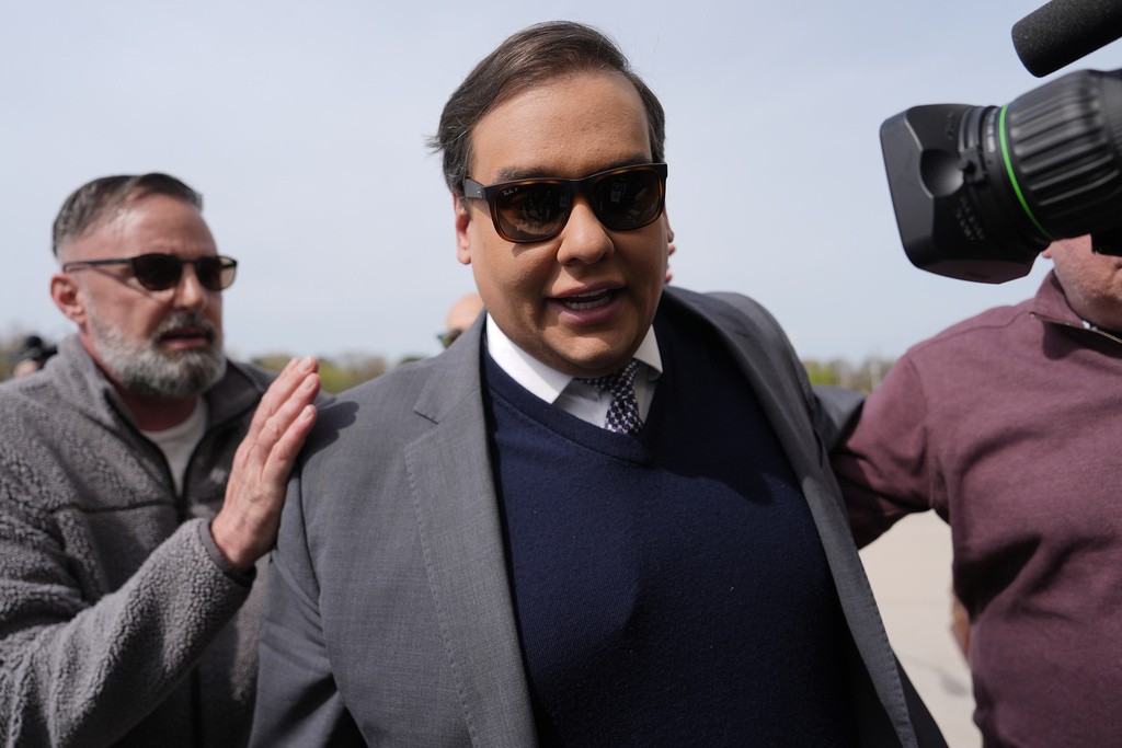 Termina prazo para George Santos, ex-deputado dos EUA filho de brasileiros, se entregar à Justiça dos EUA