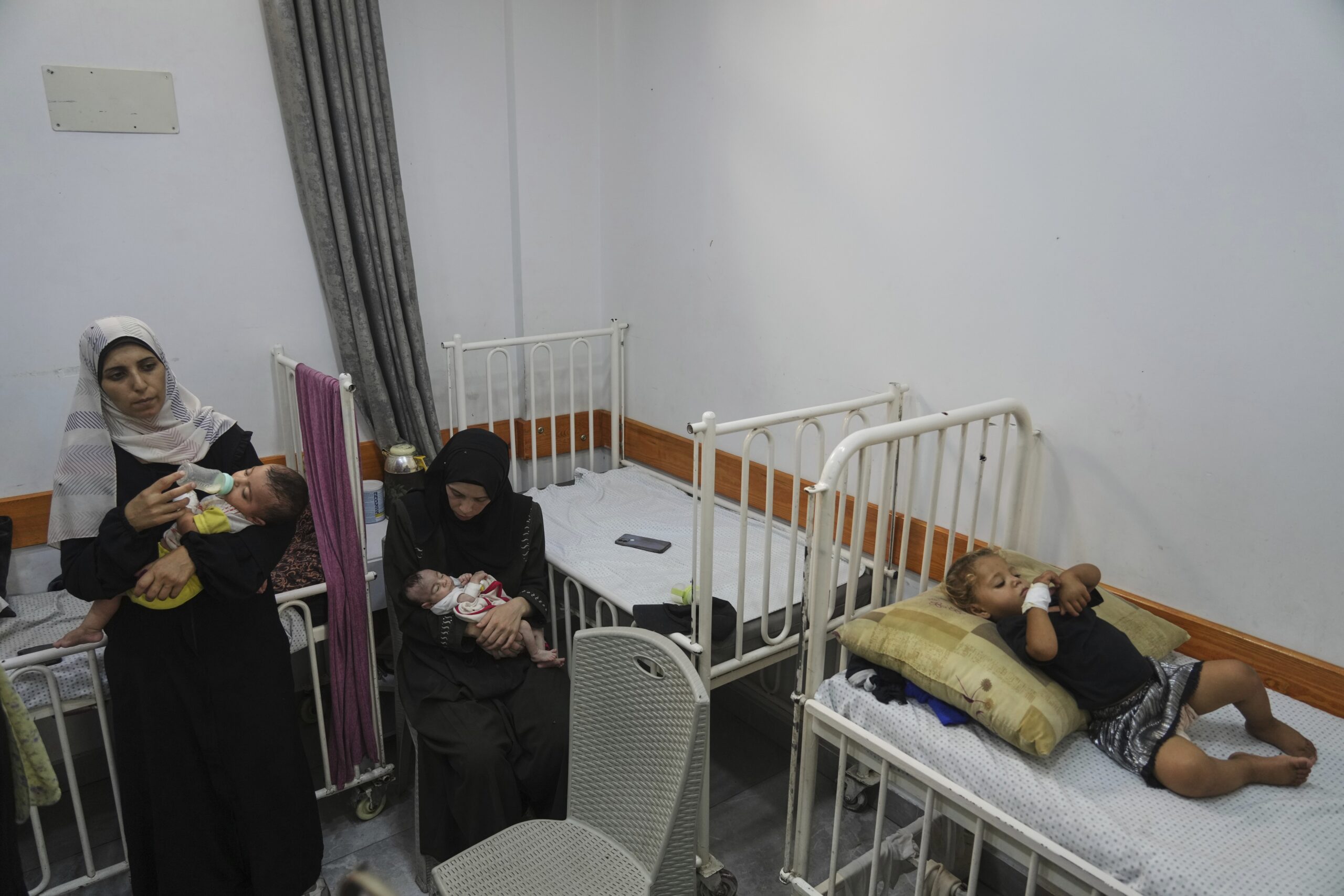 Bebês ‘pele e osso’ e médicos desmaiando: os relatos da fome nos hospitais de Gaza
