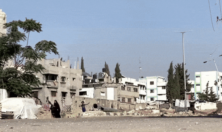 Vídeo registra ataque a escola usada como abrigo em Gaza; crianças passavam por perto