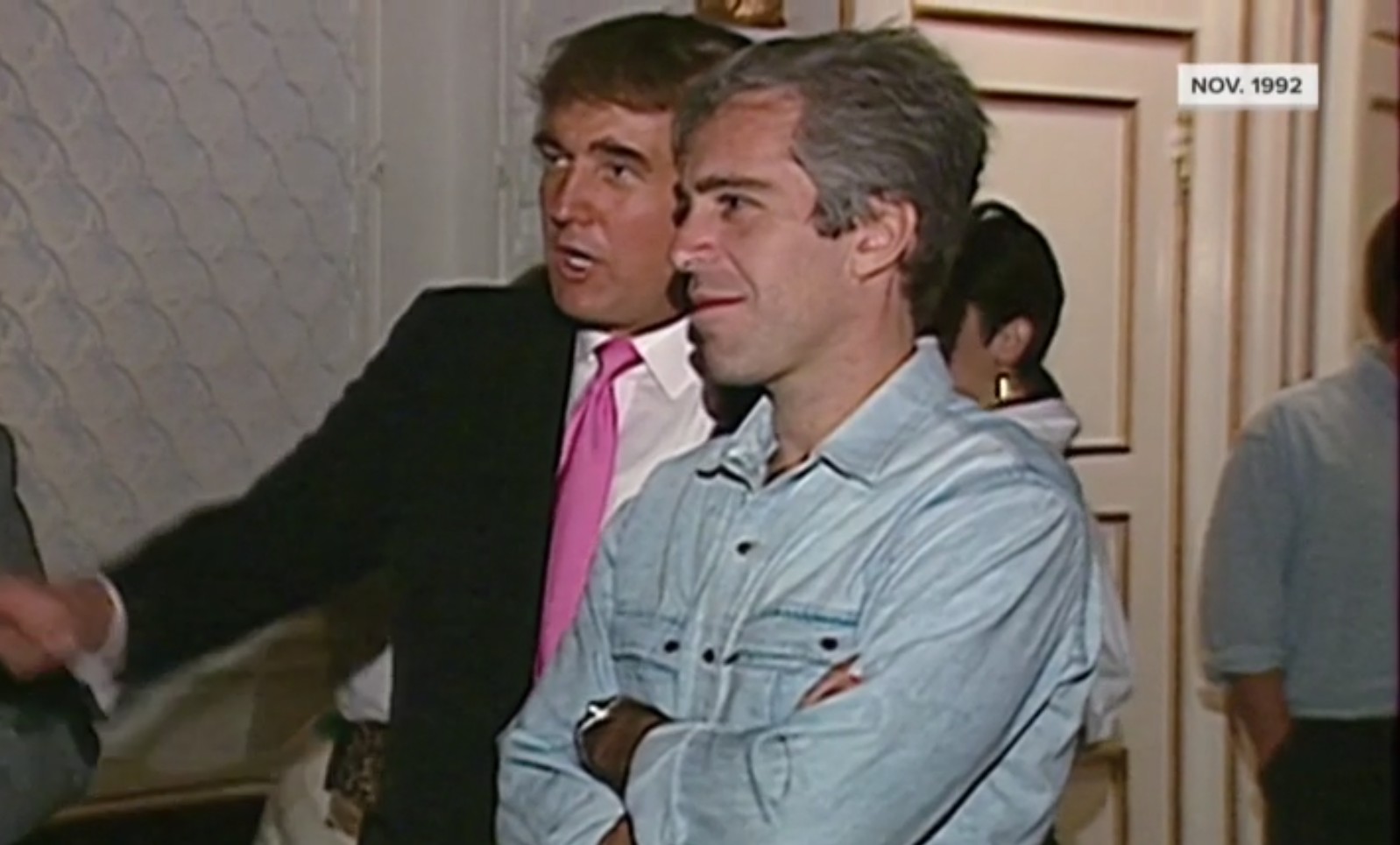 Trump enviou carta para Jeffrey Epstein com desenho de mulher nua, diz jornal; presidente afirma que história é falsa