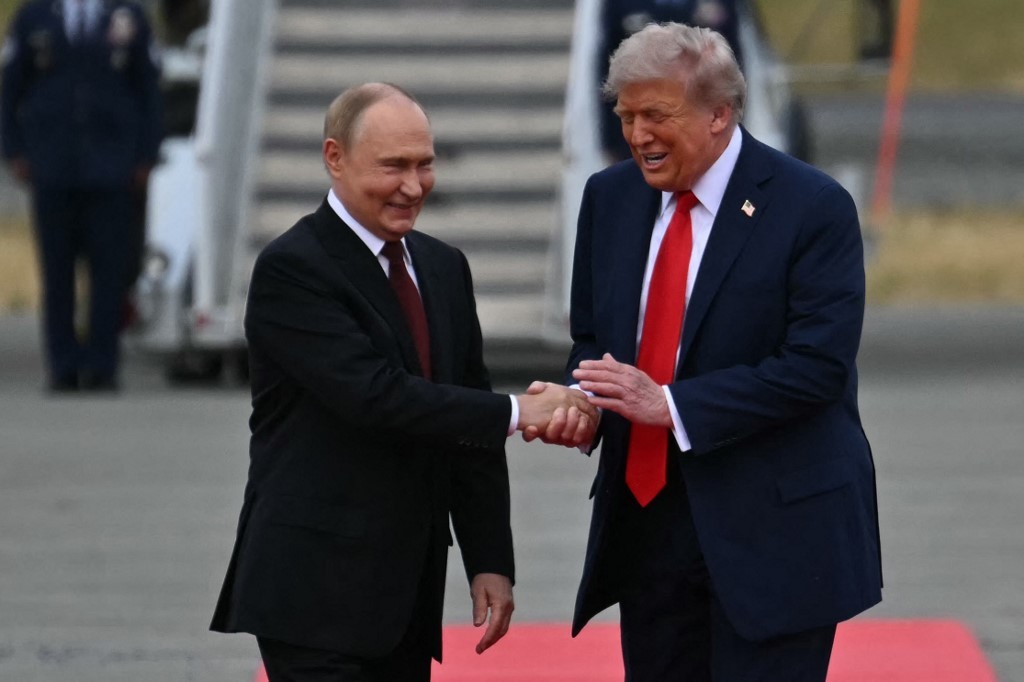 Trump incentiva Zelensky a ceder territórios pelo fim da guerra: ‘A Rússia é uma potência, e eles não são’