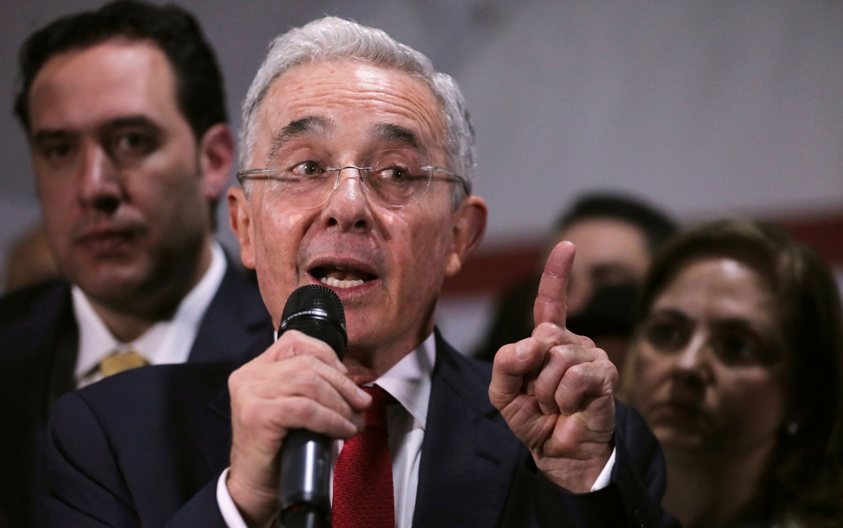 Justiça manda libertar ex-presidente da Colômbia Álvaro Uribe