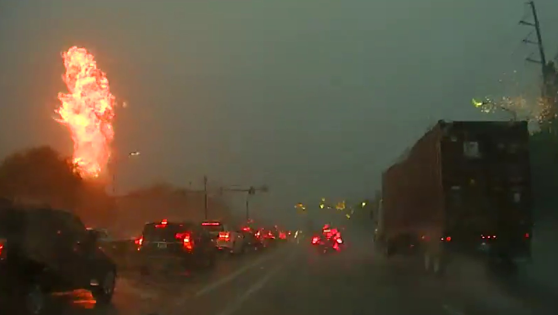 VÍDEO flagra momento em que raio atinge rede de energia e deixa centenas sem luz nos EUA