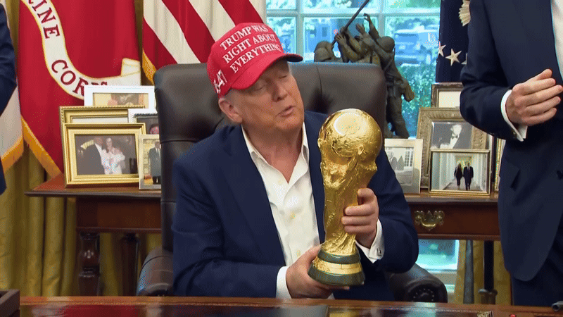 VÍDEO: Trump segura taça da Copa do Mundo e pergunta se pode ficar com ela; ‘É um belo pedaço de ouro’