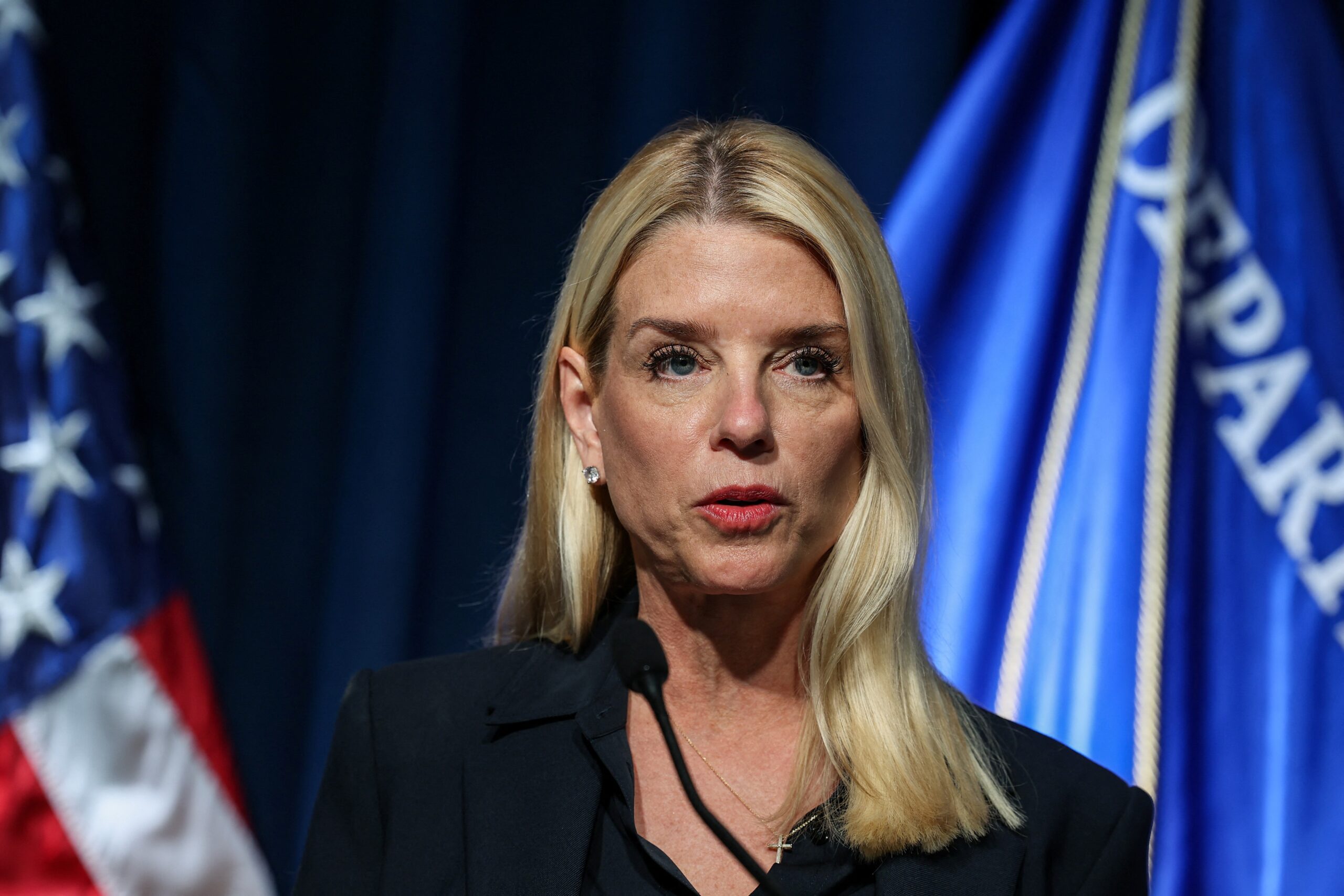 Governo Trump enviará agentes do Departamento de Justiça para instalações federais de imigração