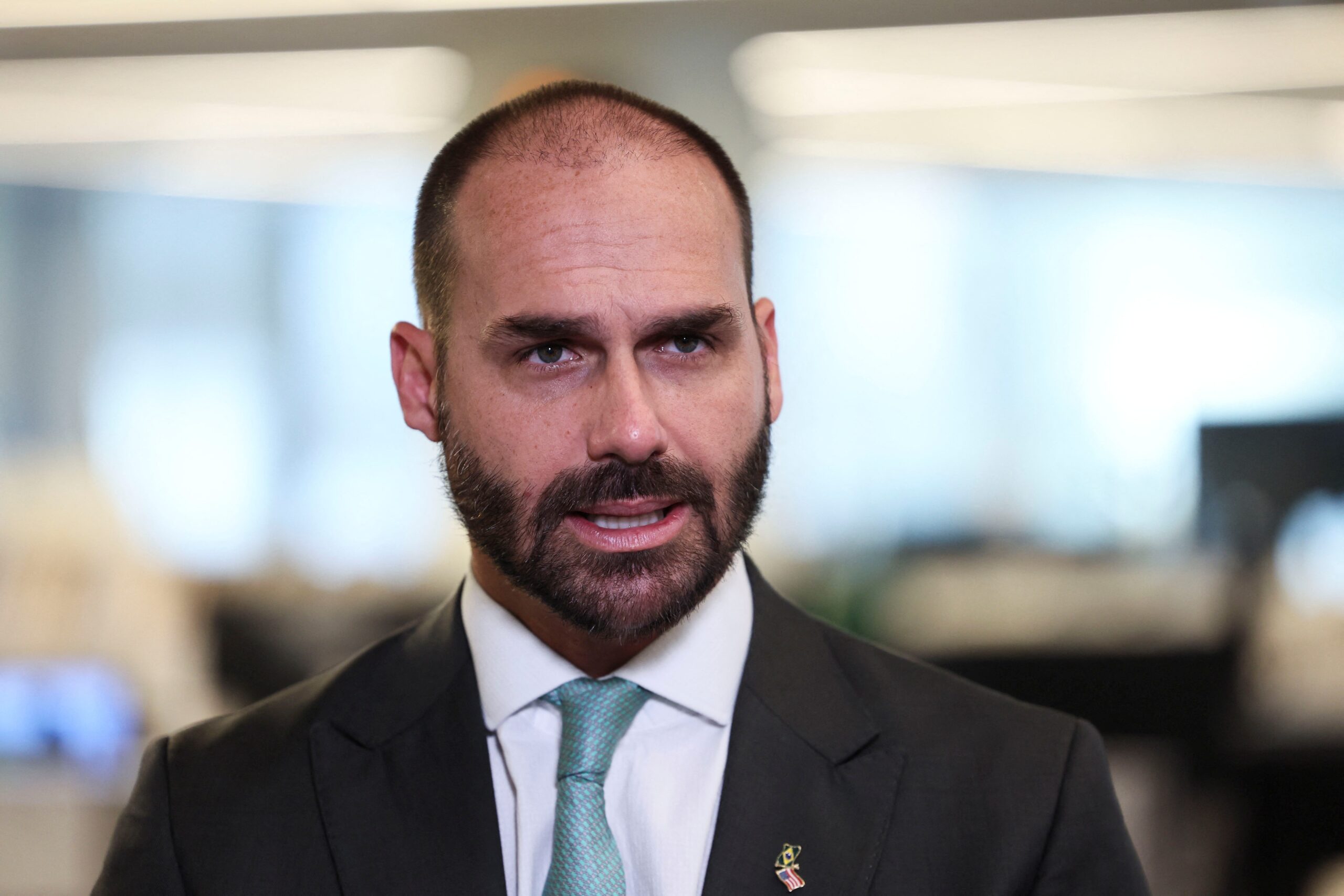 É #FAKE vídeo em que Eduardo Bolsonaro diz que EUA vão buscar Jair Bolsonaro no Brasil; gravação foi manipulada com IA