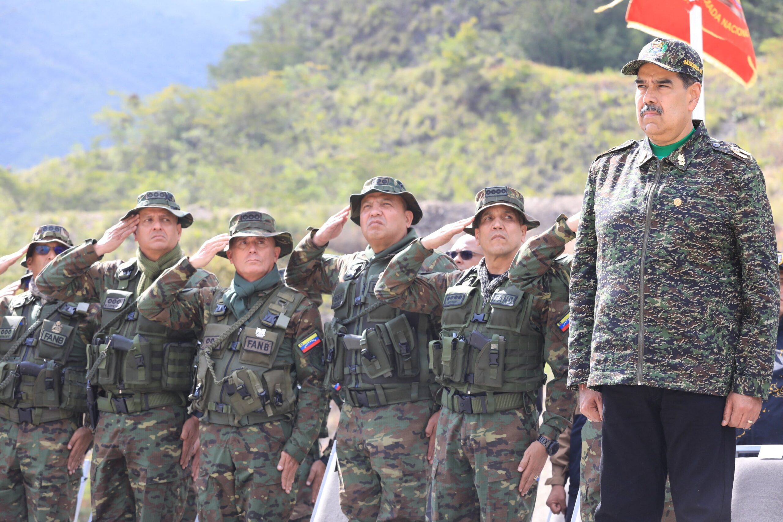 Maduro anuncia treinamento de civis com armas por militares em meio à tensão com os EUA