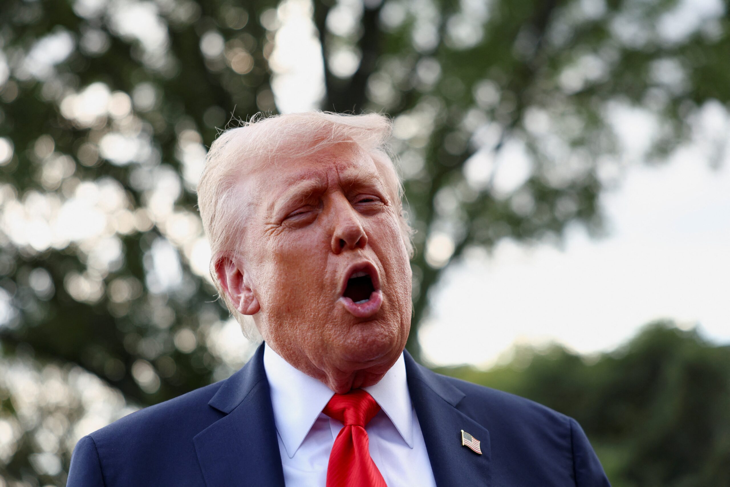 Trump diz que negociação sobre o TikTok depende da China e ataca presidente do Fed