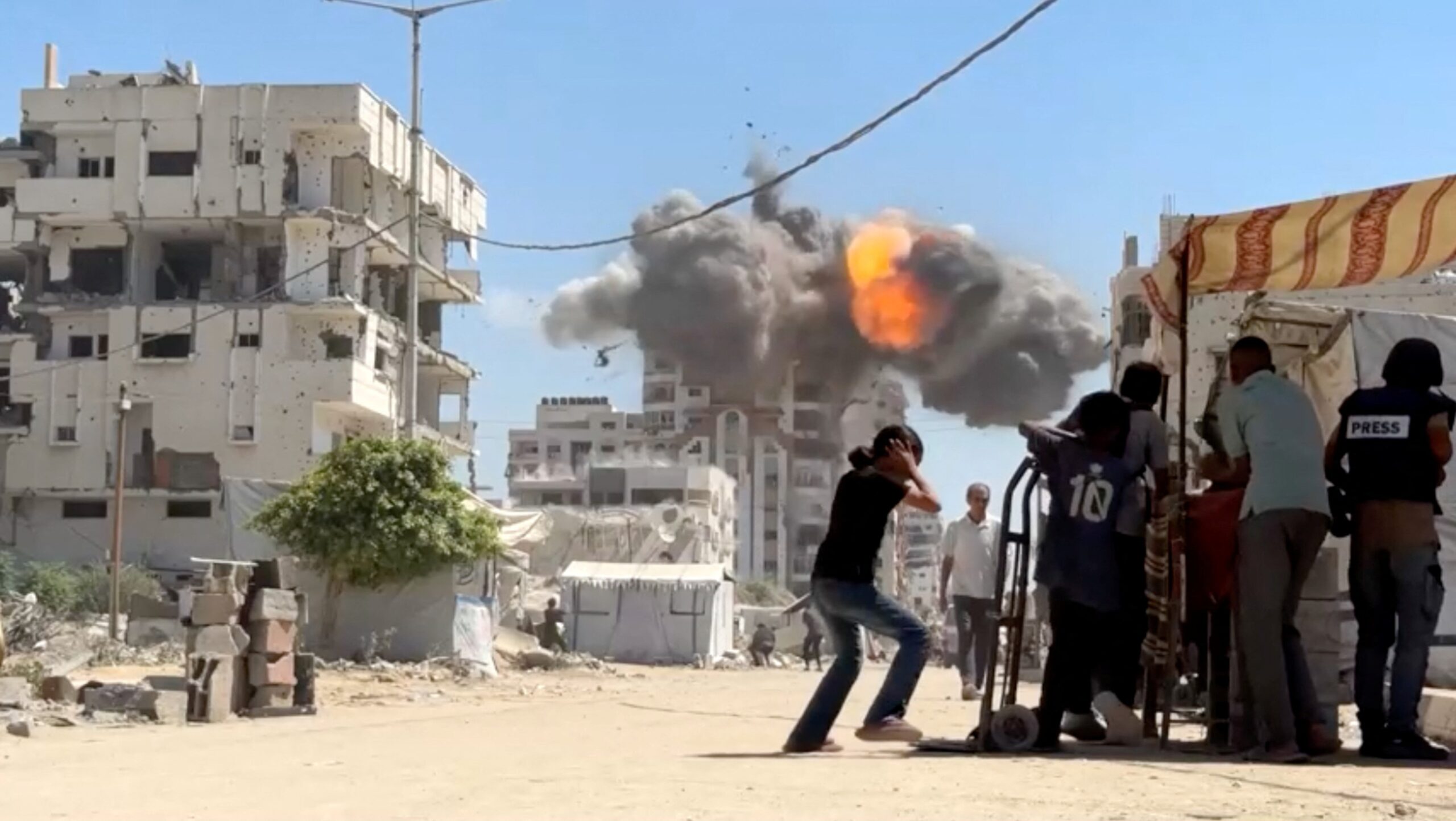 Vídeo mostra momento em que Israel bombardeia prédio em Gaza; país alega que local era usado por terroristas do Hamas