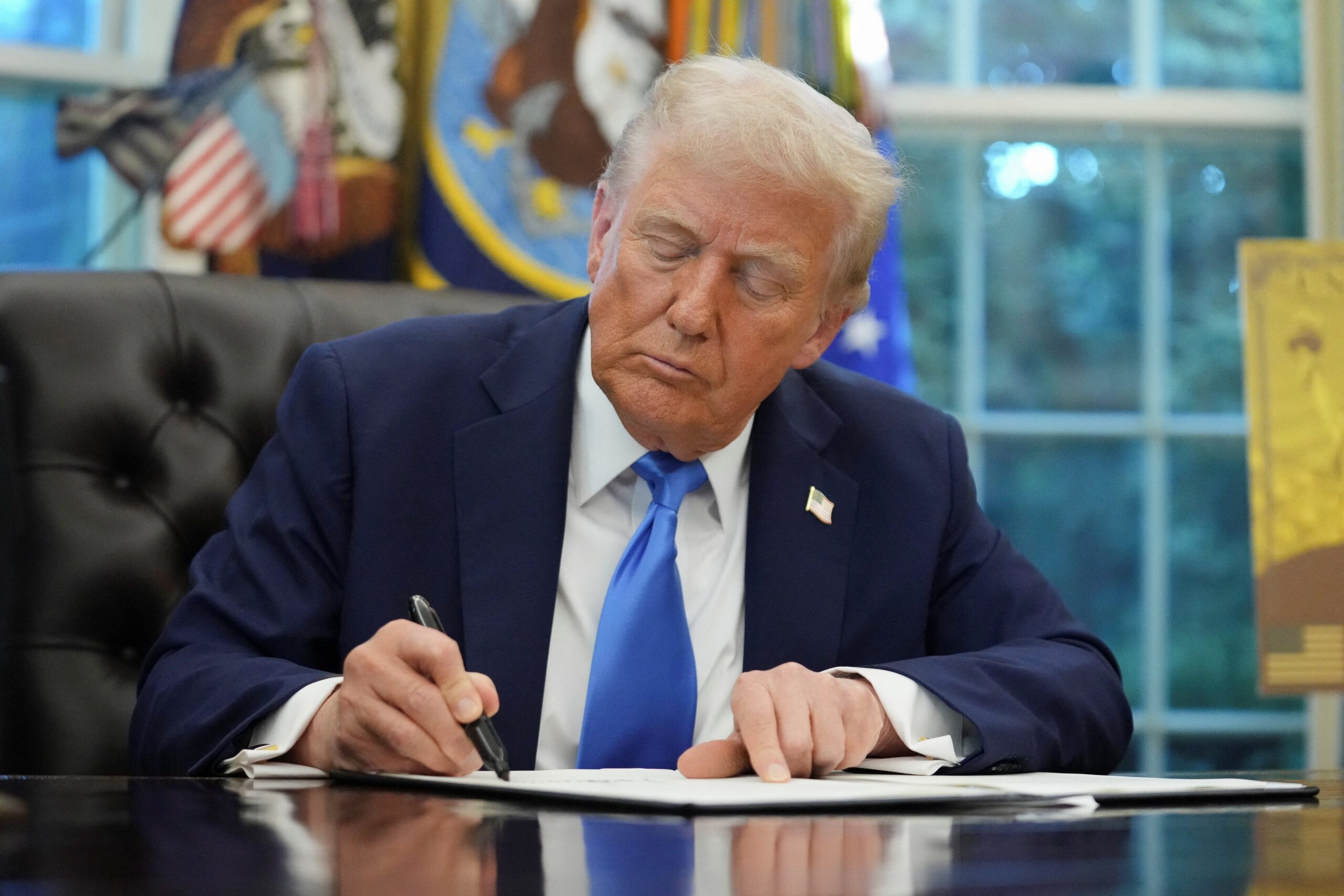 Trump assina ordem que designa Antifa como uma organização terrorista