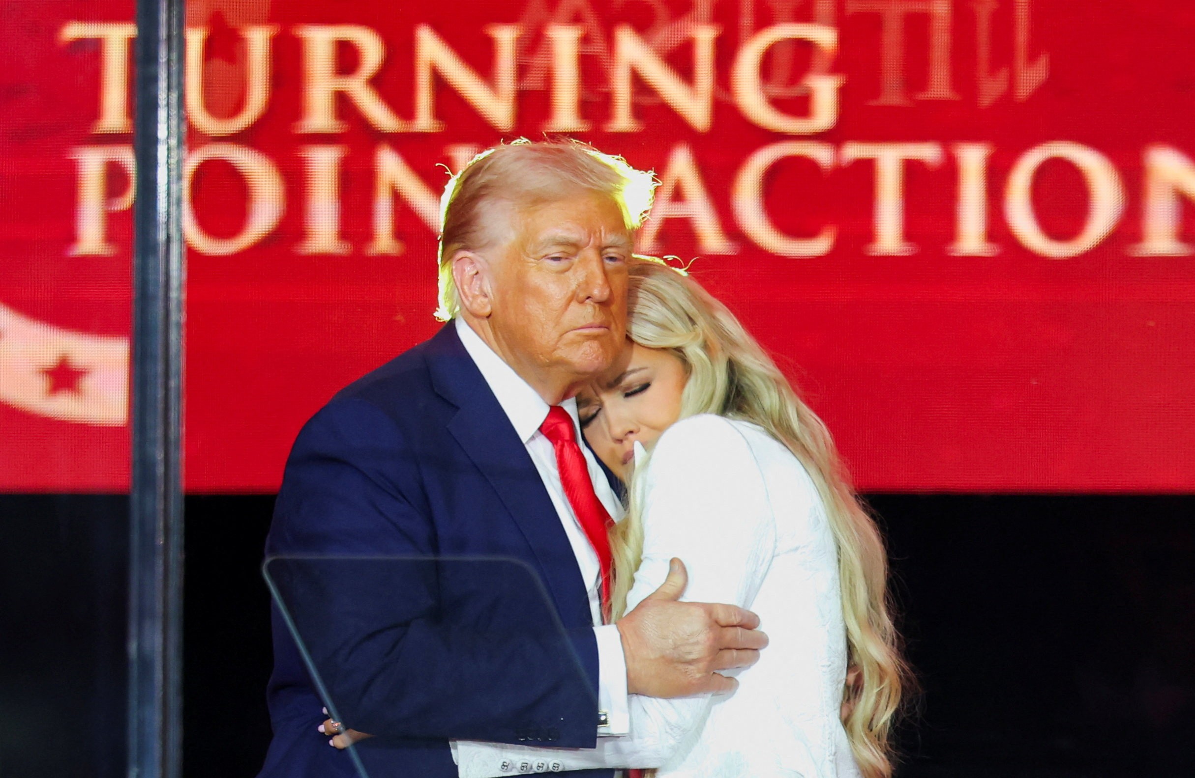 Trump diz que Charlie Kirk se tornou um ‘mártir pela liberdade’; funeral reuniu milhares em estádio