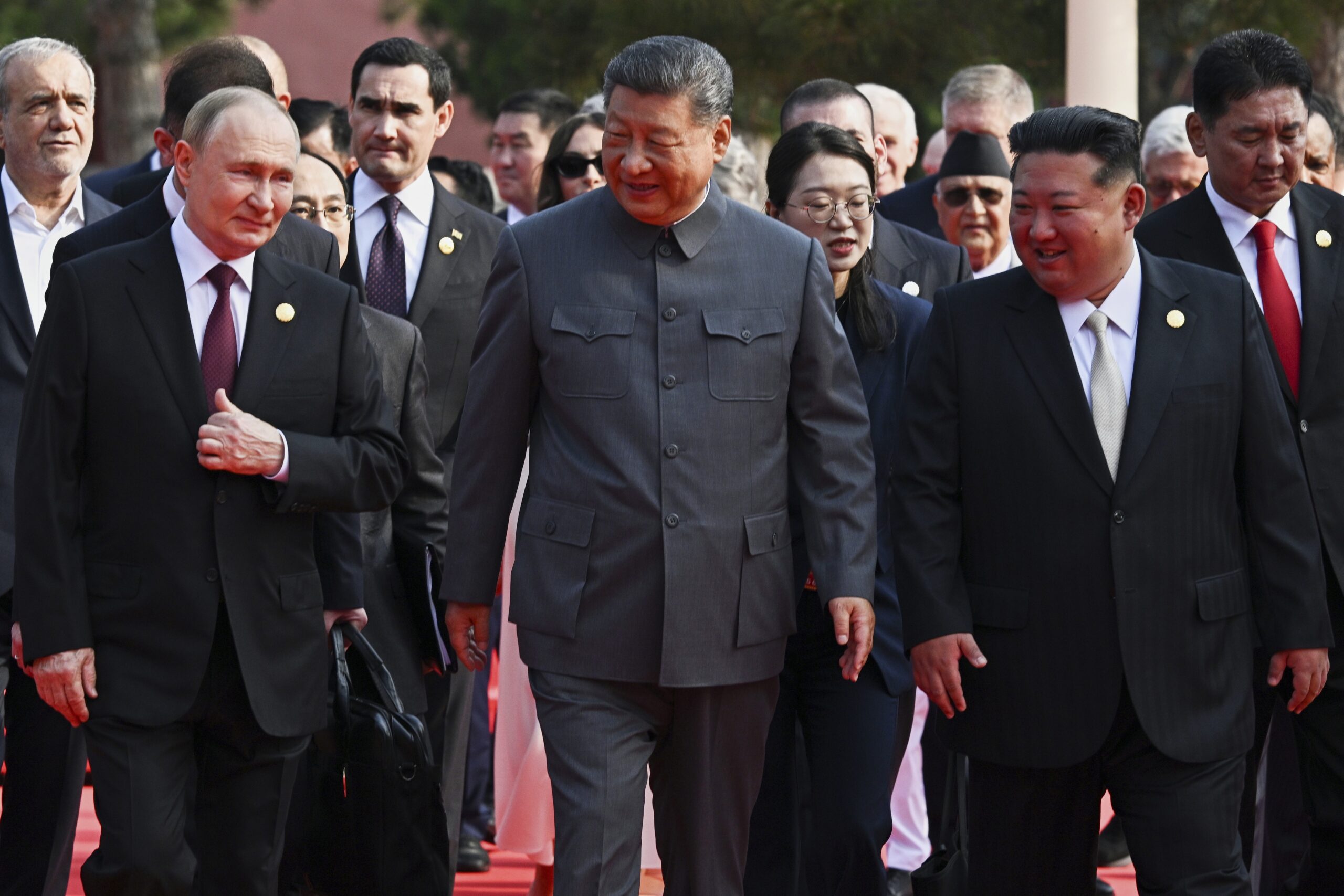 Trump comenta desfile militar da China e acusa Xi, Putin e Kim Jong-un de ‘conspirarem contra os EUA’