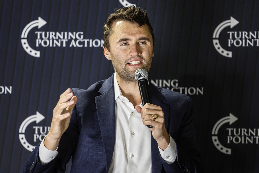 VÍDEO mostra pessoa em telhado perto de onde Charlie Kirk foi morto; polícia diz que tiro foi disparado de topo de edifício