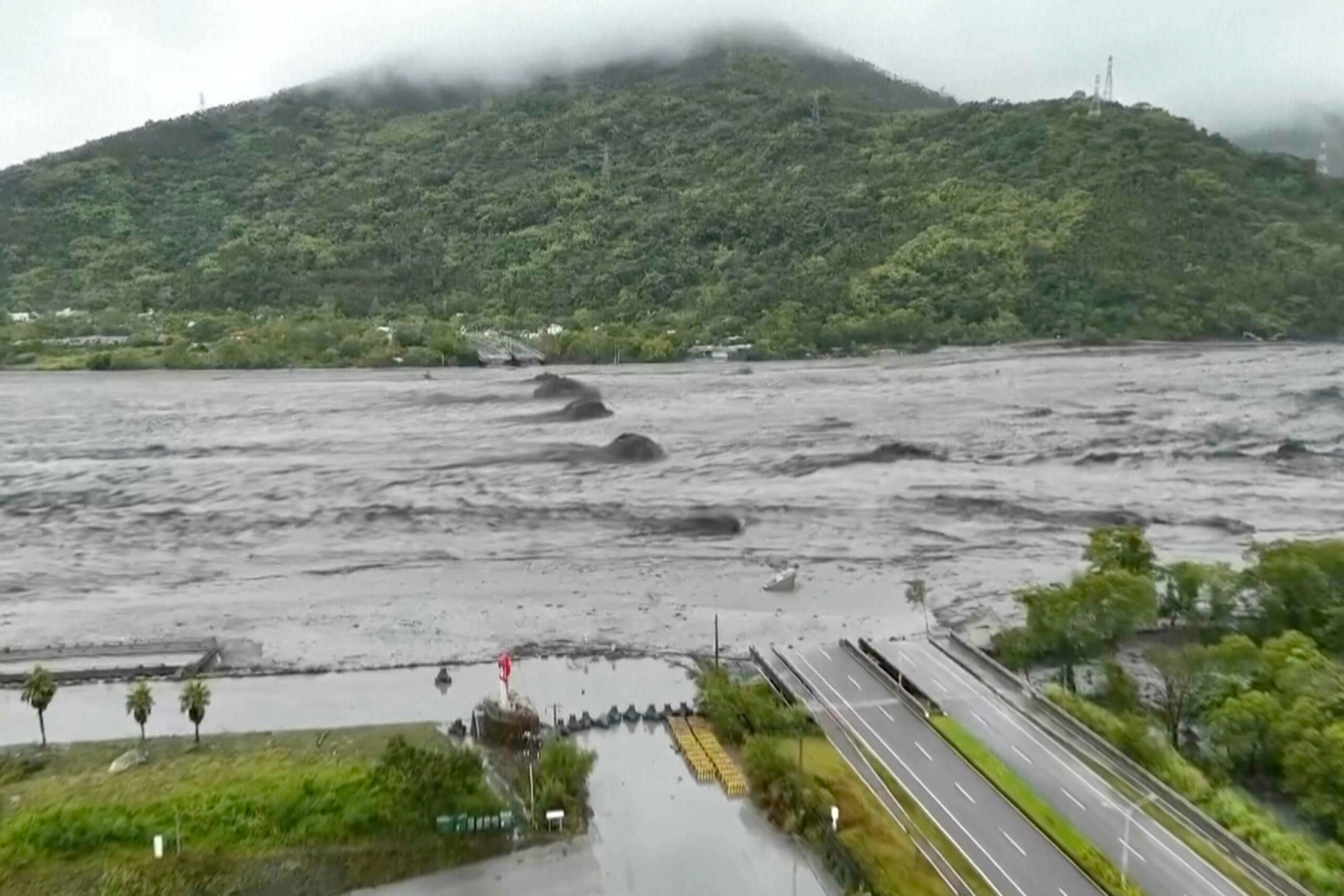 VÍDEO: rompimento de lago após tufão destrói ponte e causa enchente em Taiwan; 14 morreram e 124 estão desaparecidos