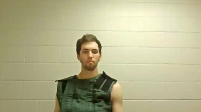 ‘Fui eu, desculpa’: Tyler Robinson confessou ter matado Charlie Kirk em troca de mensagens com colega de quarto; leia a conversa