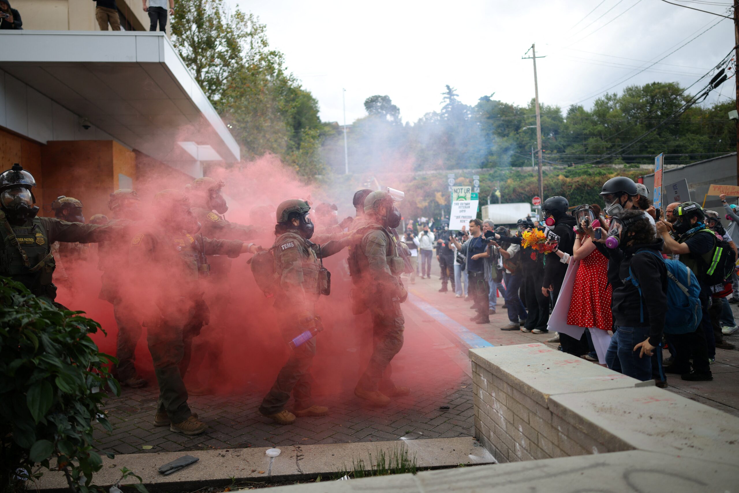 Tribunal autoriza Trump a acionar militares da Guarda Nacional em Portland contra manifestantes acusados de ‘terrorismo doméstico’