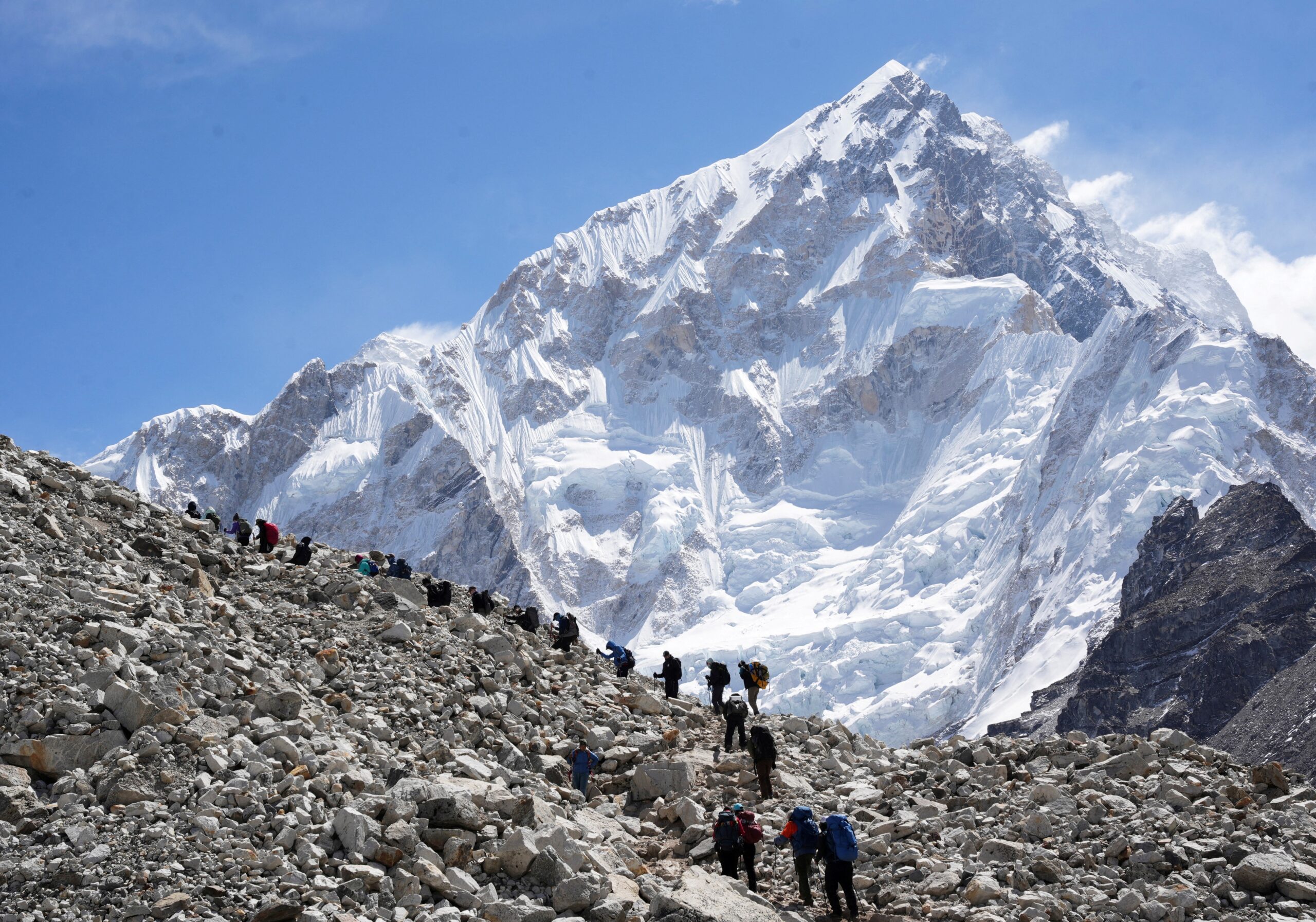 Centenas de pessoas são resgatadas no lado tibetano do Monte Everest após nevasca