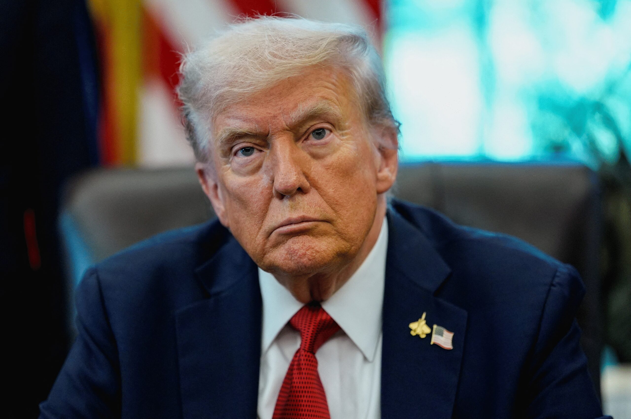 Trump anuncia tarifa de 100% contra a China, em nova escalada da guerra comercial