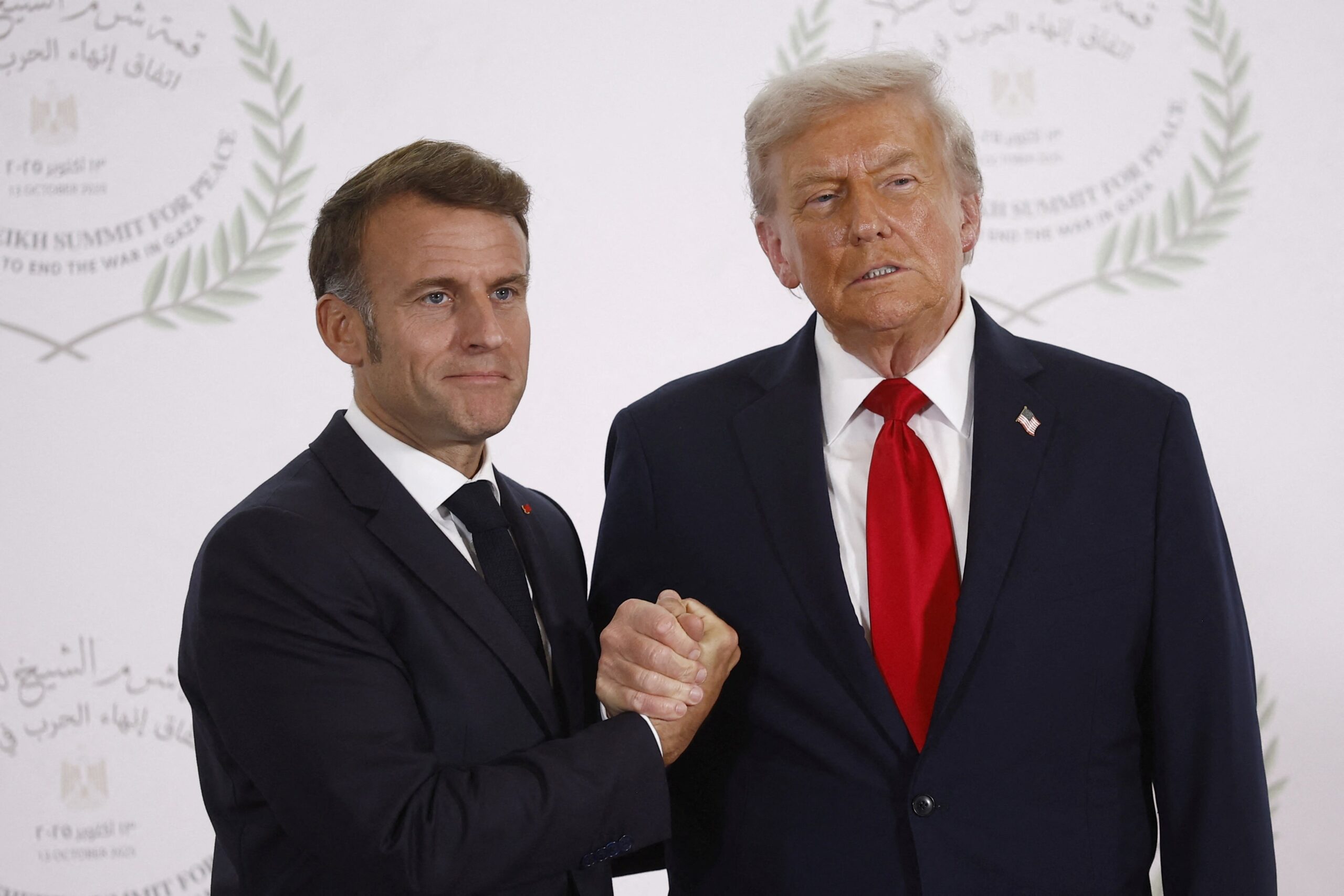 Até o presidente da Fifa: autoridades mundiais fazem fila para tirar foto com Trump, que sorri com todos — menos com Macron