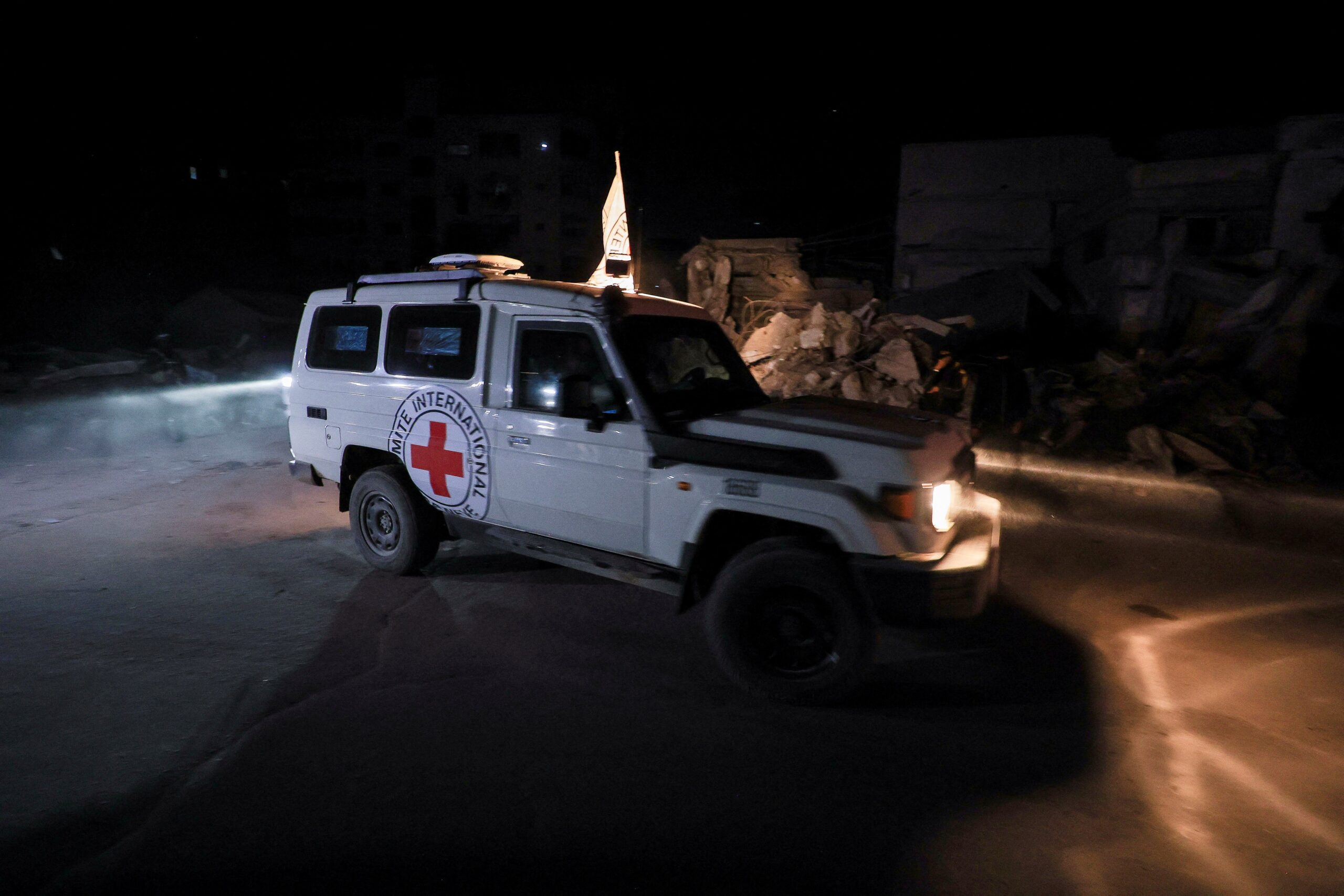 Israel ameaça voltar a atacar Gaza se corpos de reféns não forem devolvidos; Hamas diz que devolveu todos ‘a que teve acesso’