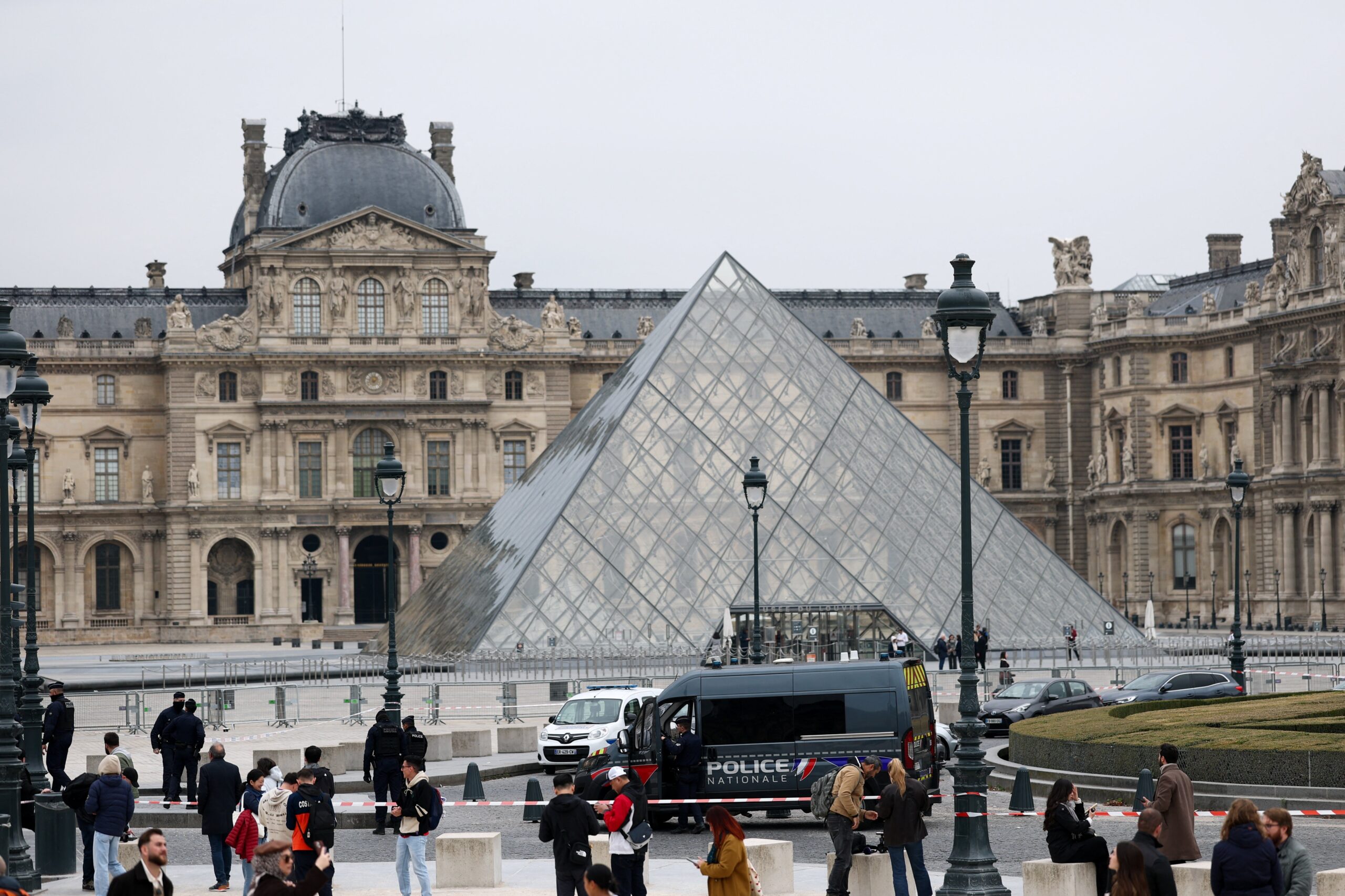 Roubo no Louvre: presidente da França promete recuperar joias e punir criminosos