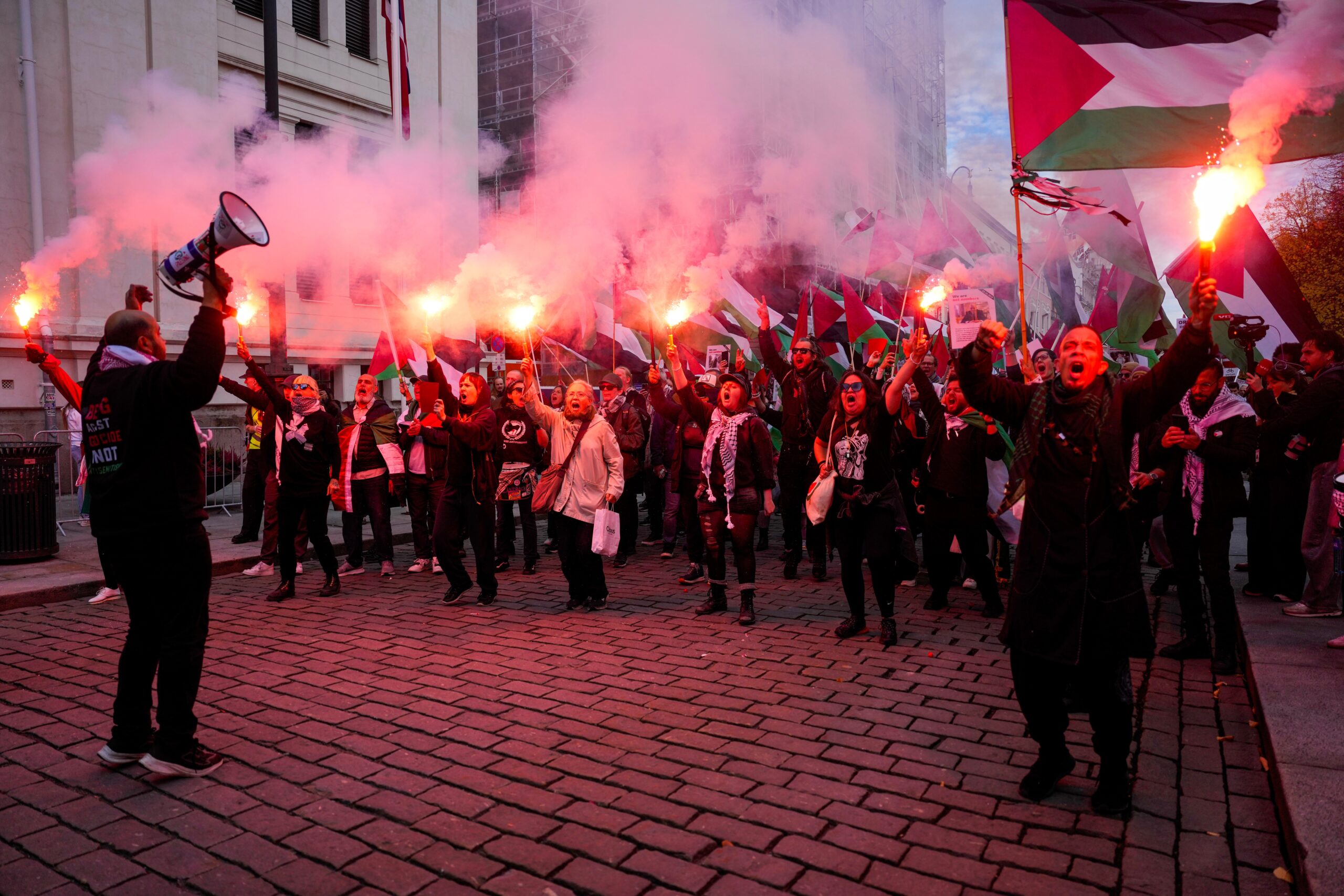 Protestos e gás lacrimogêneo marcam partida entre Noruega e Israel
