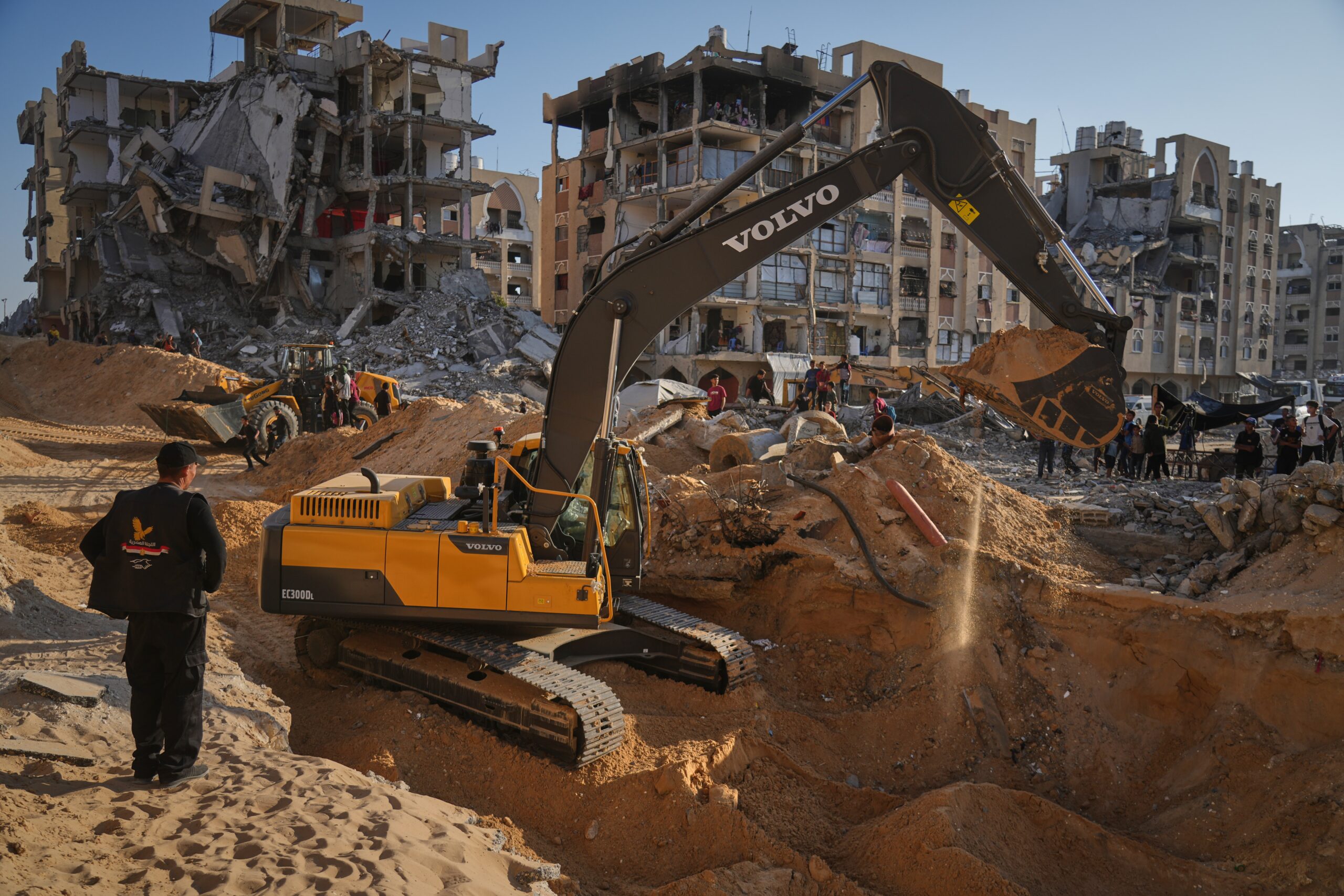 VÍDEO: em Gaza, busca por corpos de reféns israelenses é feita com retroescavadeiras