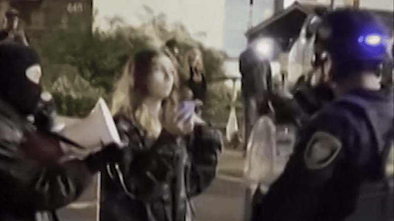 Agente federal dos EUA joga spray de pimenta no rosto de manifestante em Portland; VÍDEO