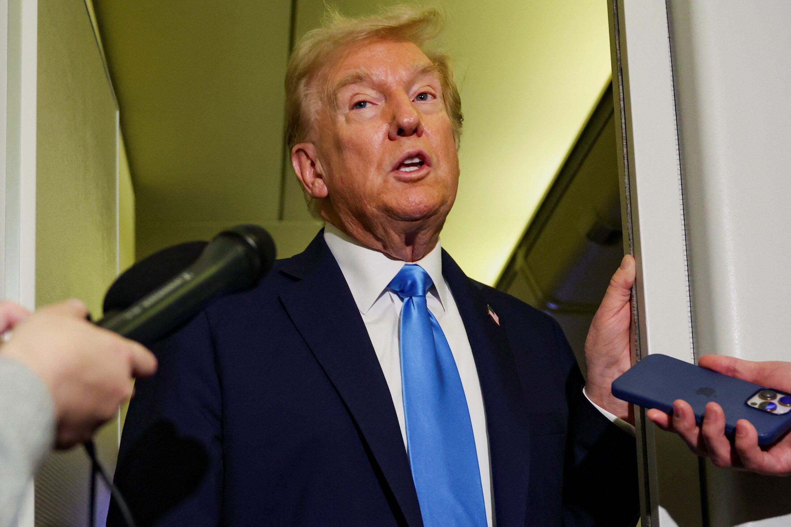 Trump ordena revisão de ‘Green Cards’ concedidos a estrangeiros de 19 países; veja a lista