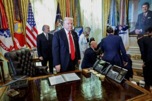 VÍDEO: Homem passa mal e cai ao lado de Trump durante evento na Casa Branca