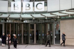 Chefes da BBC renunciam após críticas a documentário sobre Trump