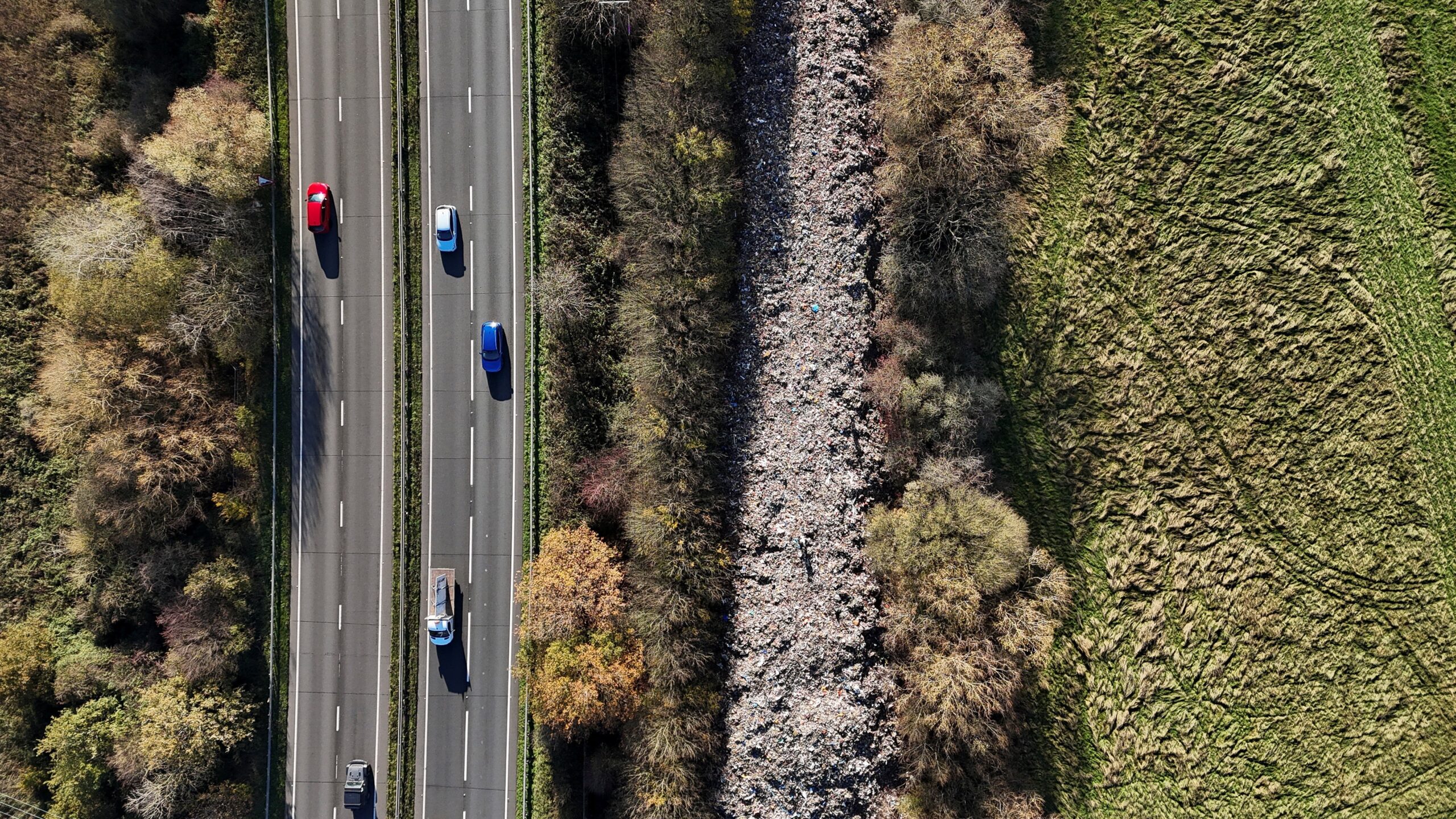 Visível do espaço: montanha de lixo às margens de rio causa indignação no Reino Unido
