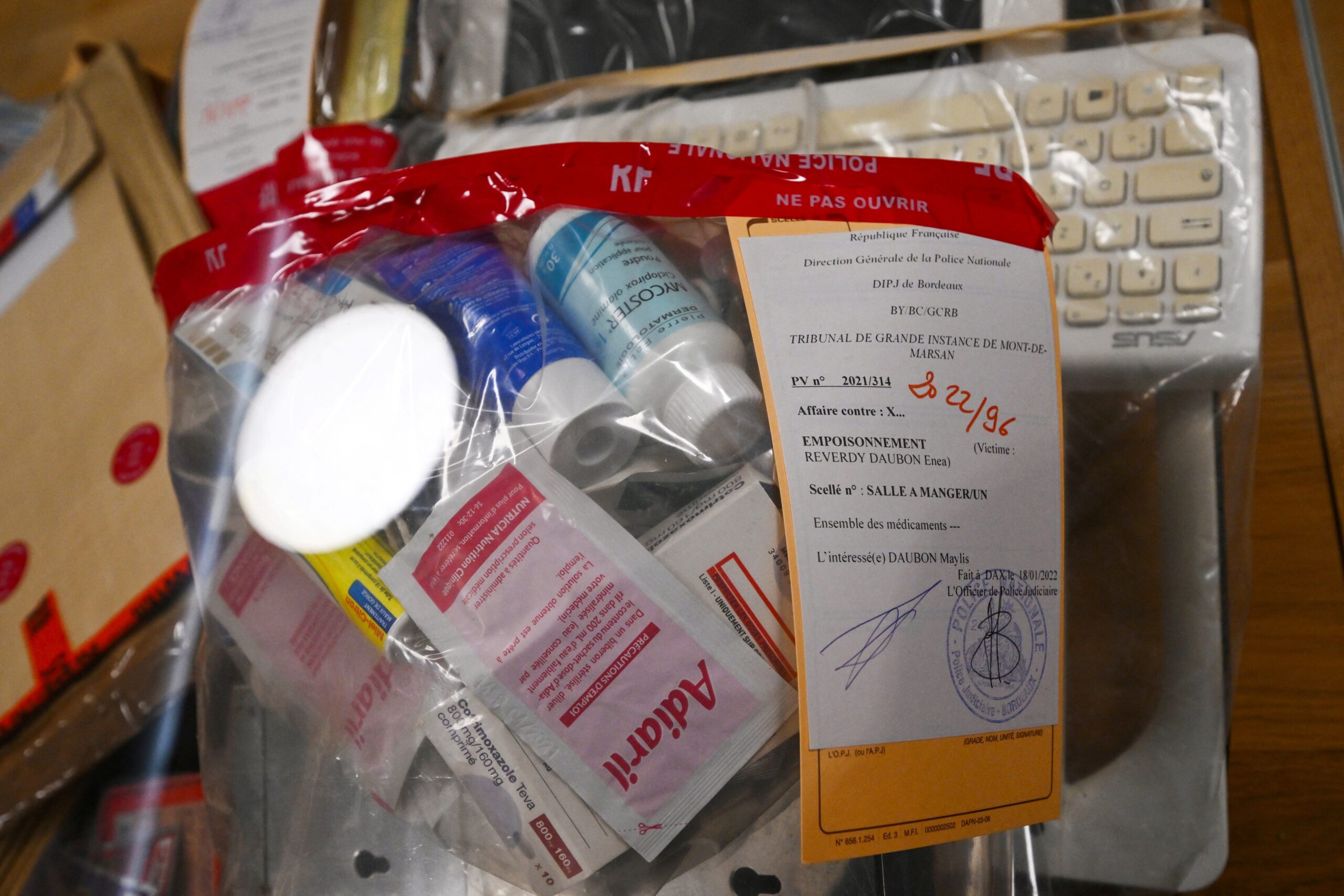 Justiça da França condena a 30 anos de prisão mãe acusada de intoxicar filhas de propósito com remédios; uma jovem morreu