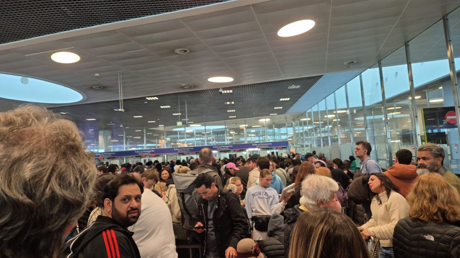 Após caos no Aeroporto de Lisboa, governo suspende sistema que substituiu carimbo em passaportes